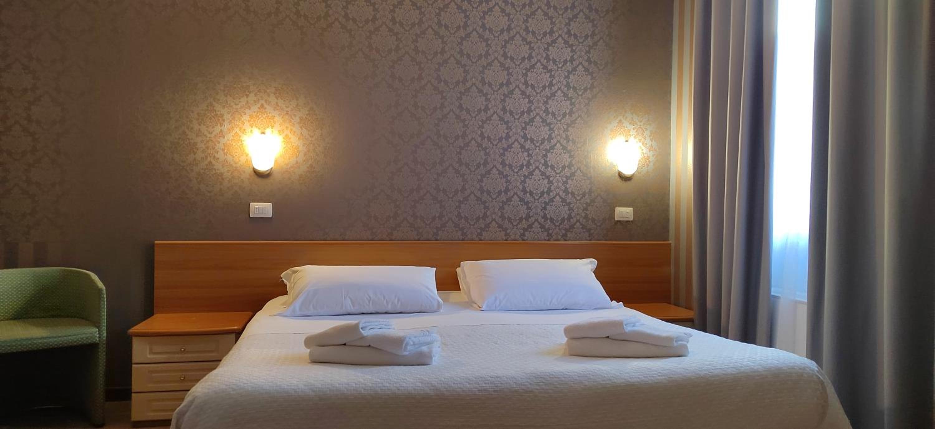 Large Double Room - Photo 9