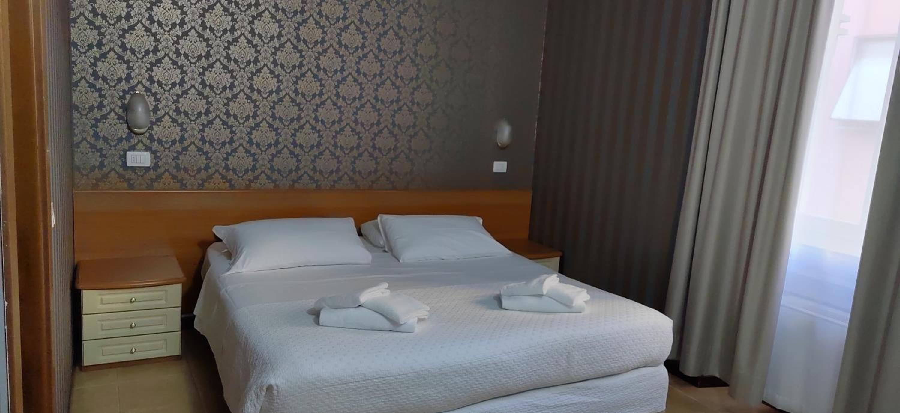 Large Double Room - Photo 10