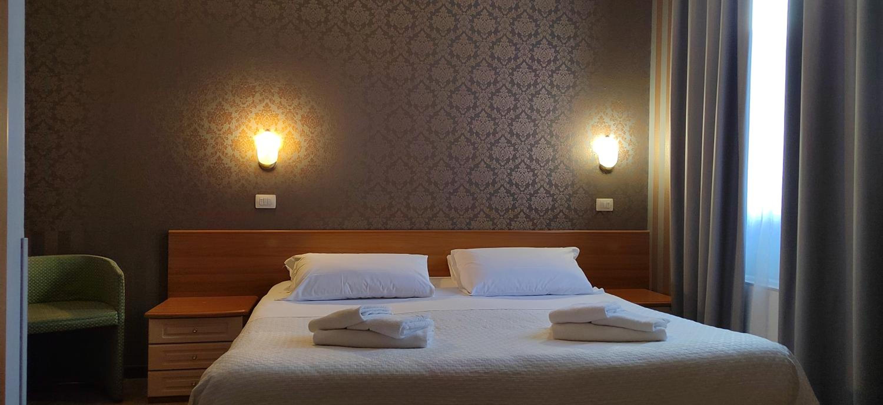 Large Double Room - Photo 1
