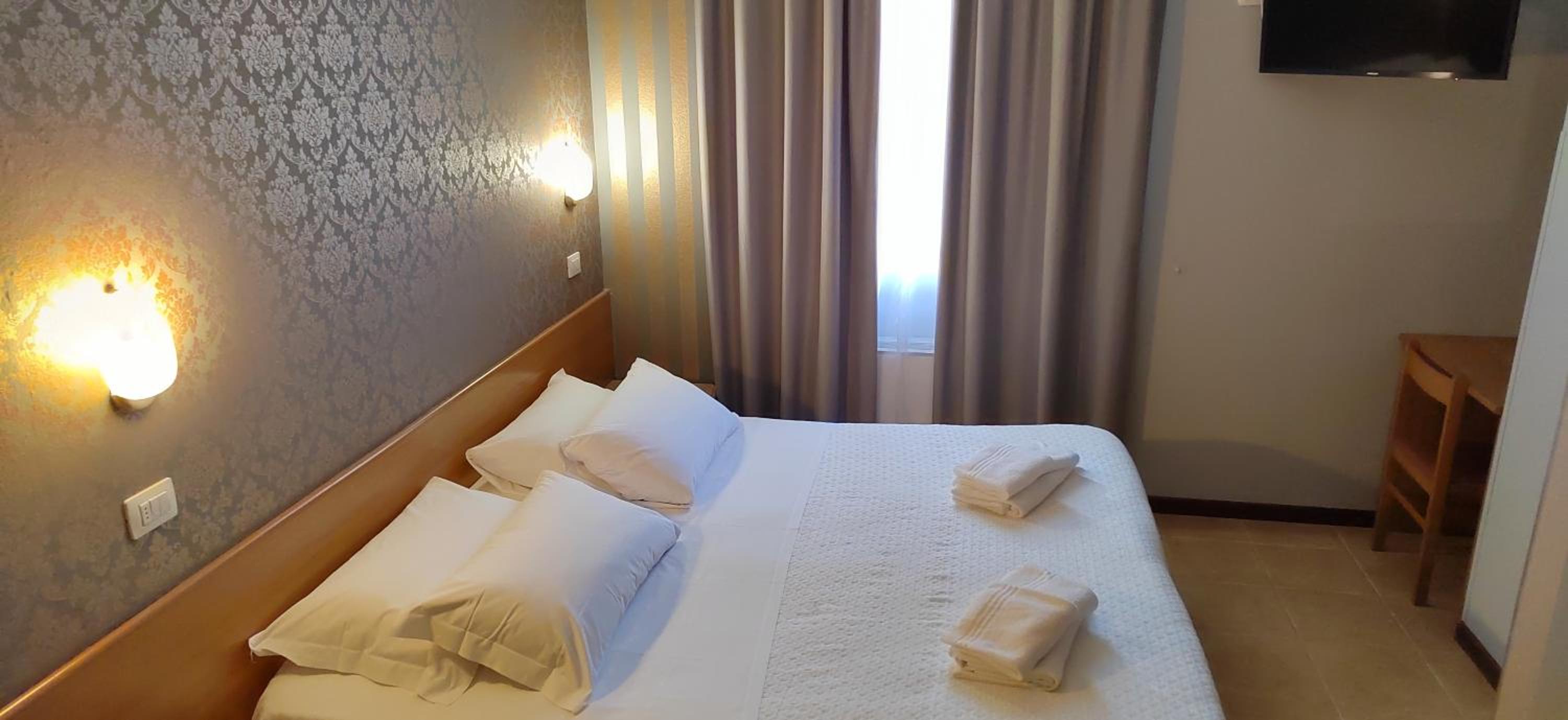 Large Double Room - Photo 11