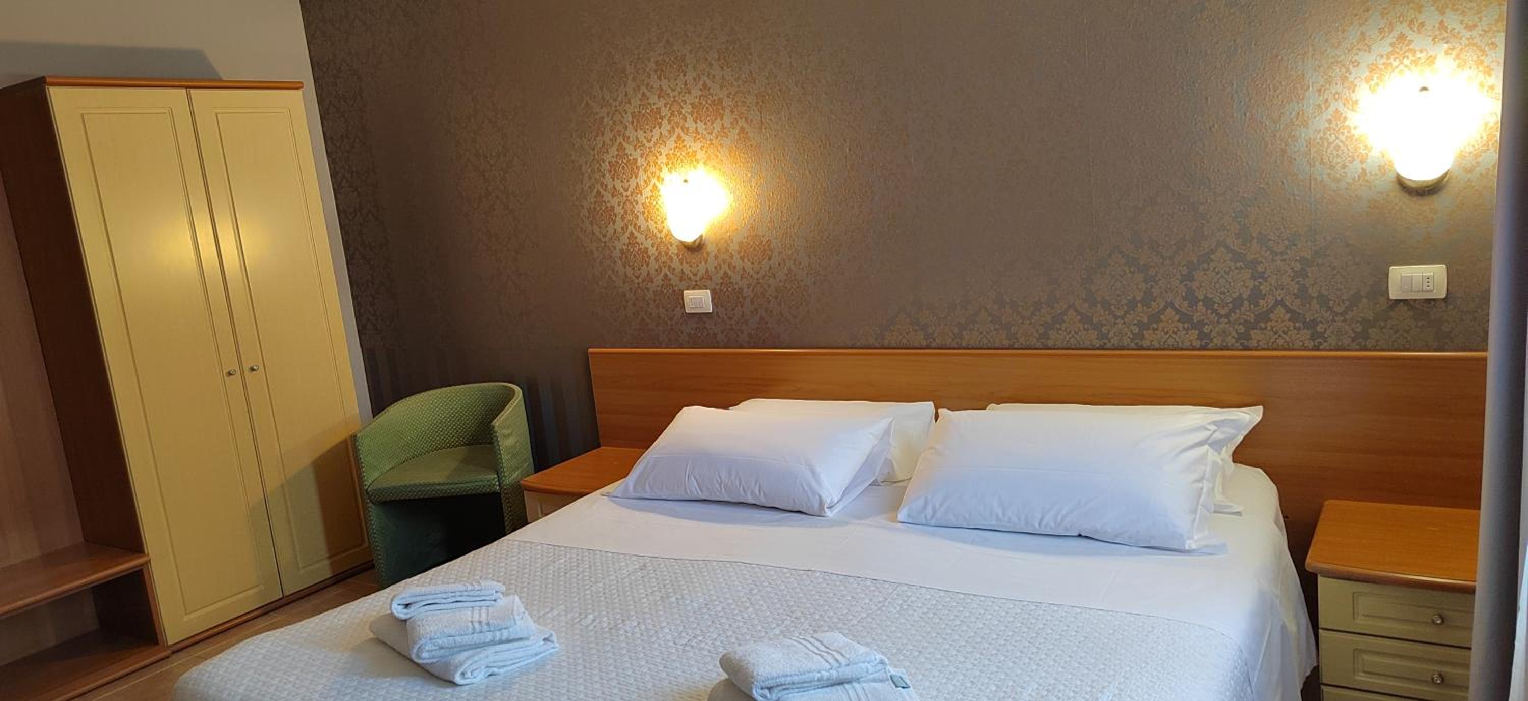 Large Double Room - Photo 8