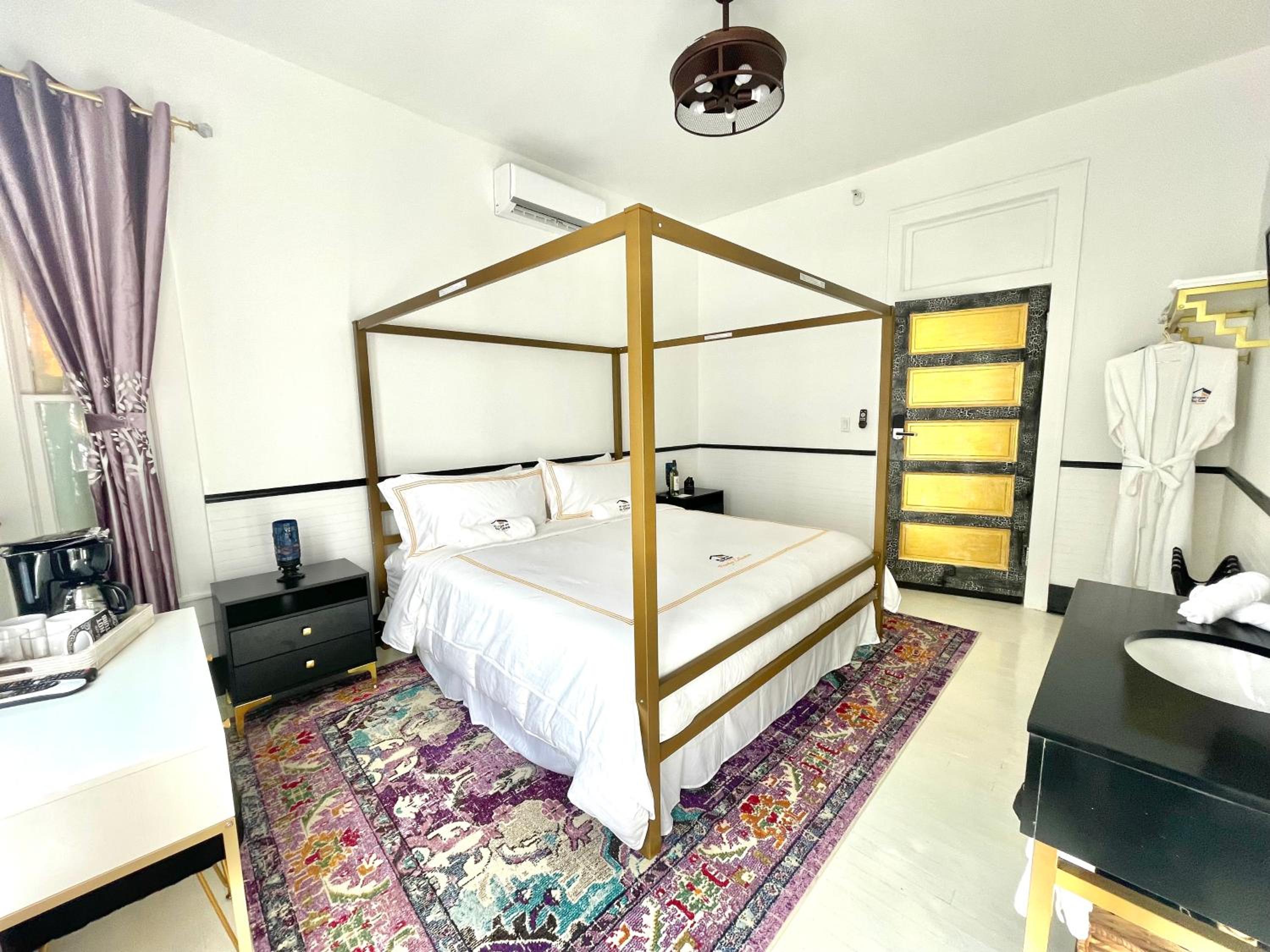 Deluxe King Suite - Photo 35