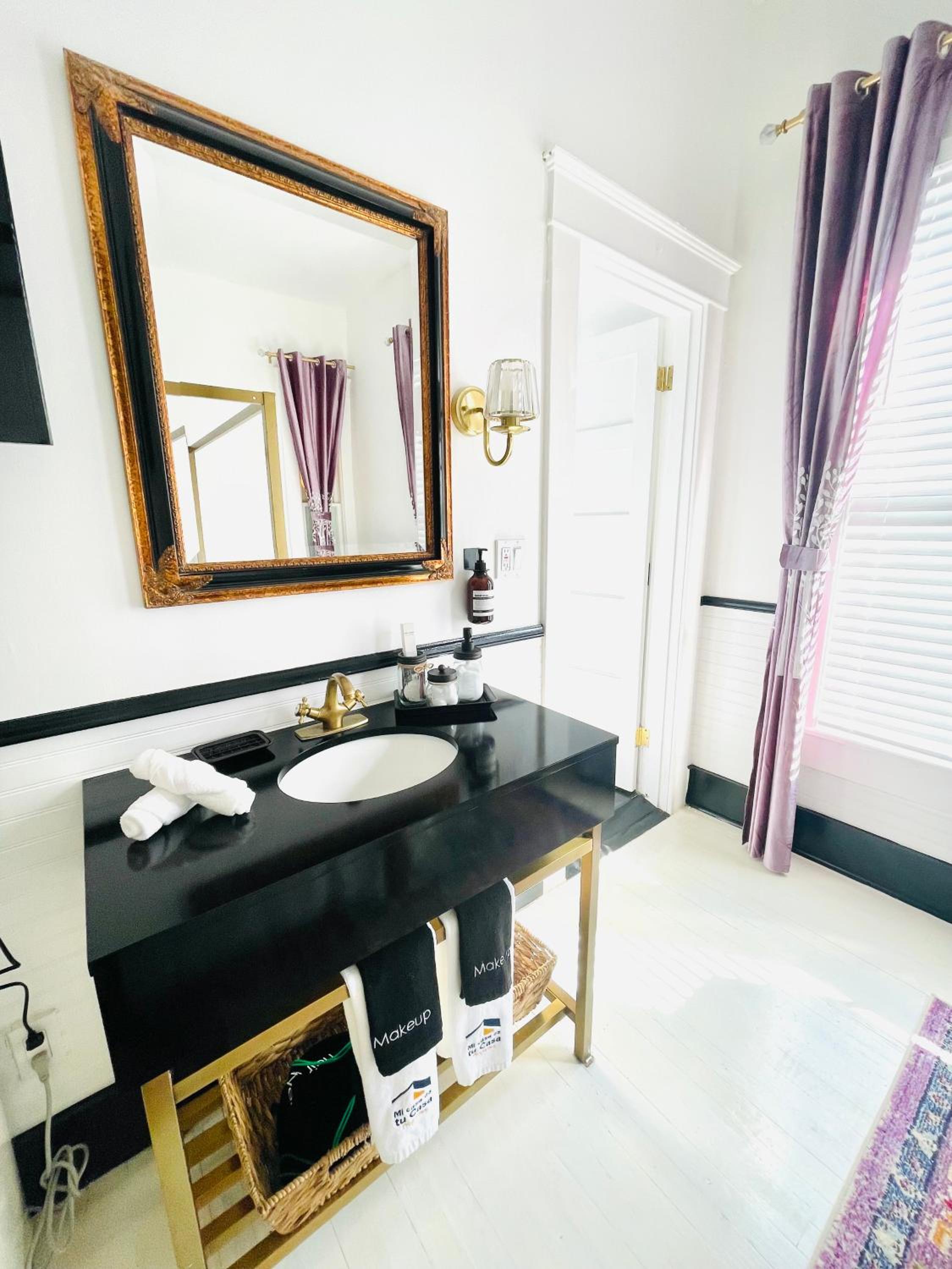 Deluxe King Suite - Photo 11