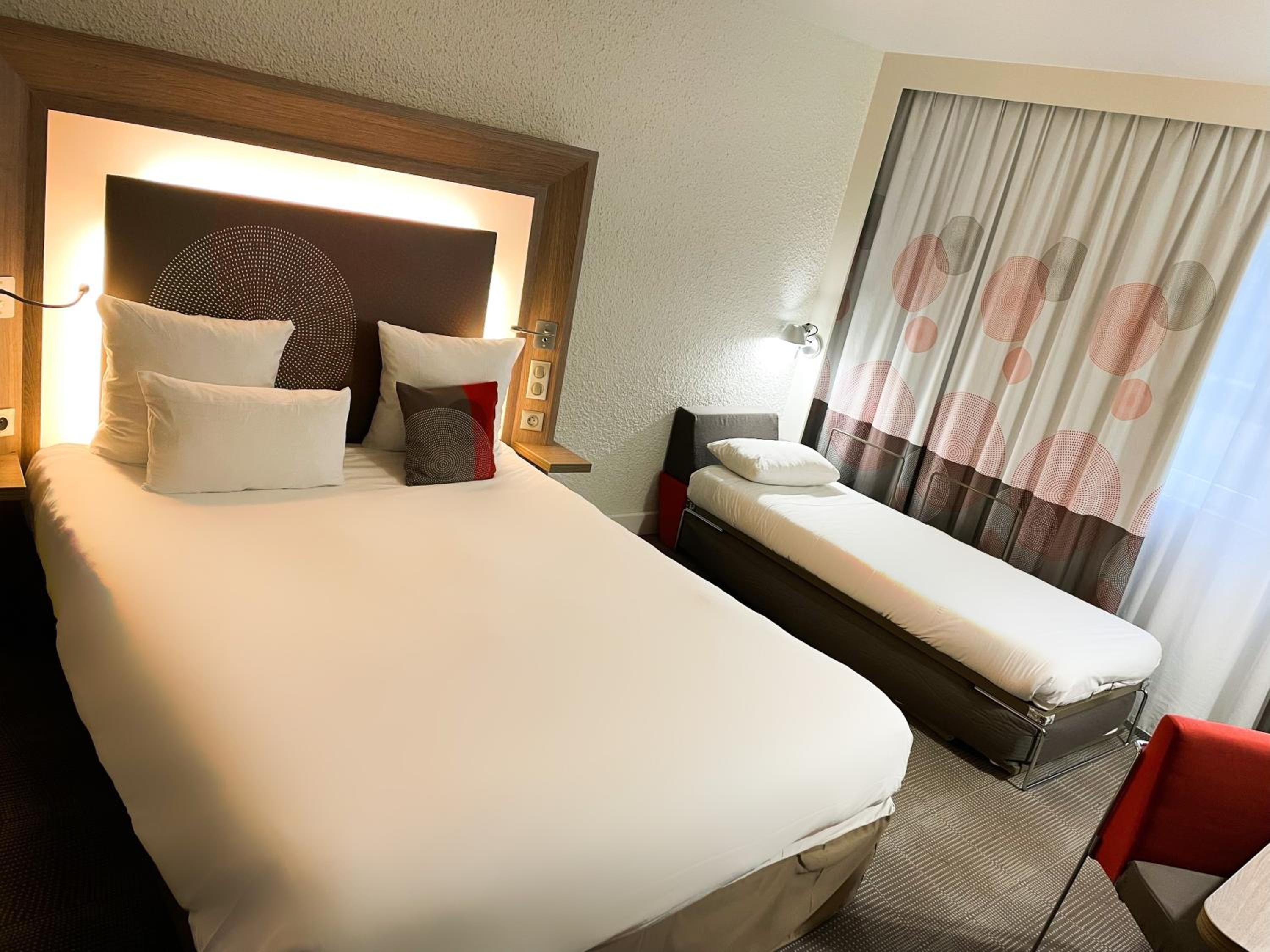 Classic Room With 1 Double Bed And 2 Single Beds - Photo 1