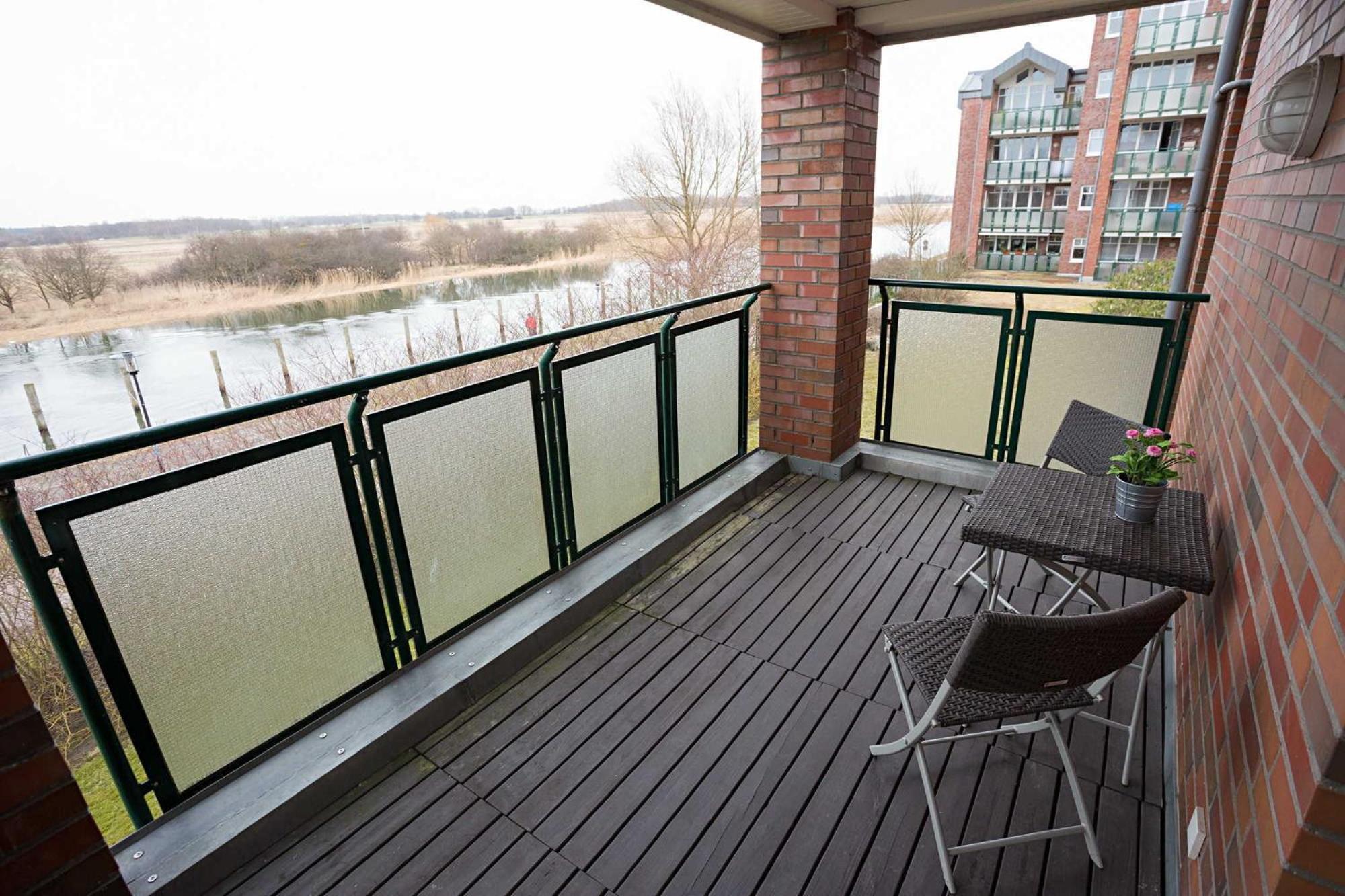 Family Room with Lake View photo 2
