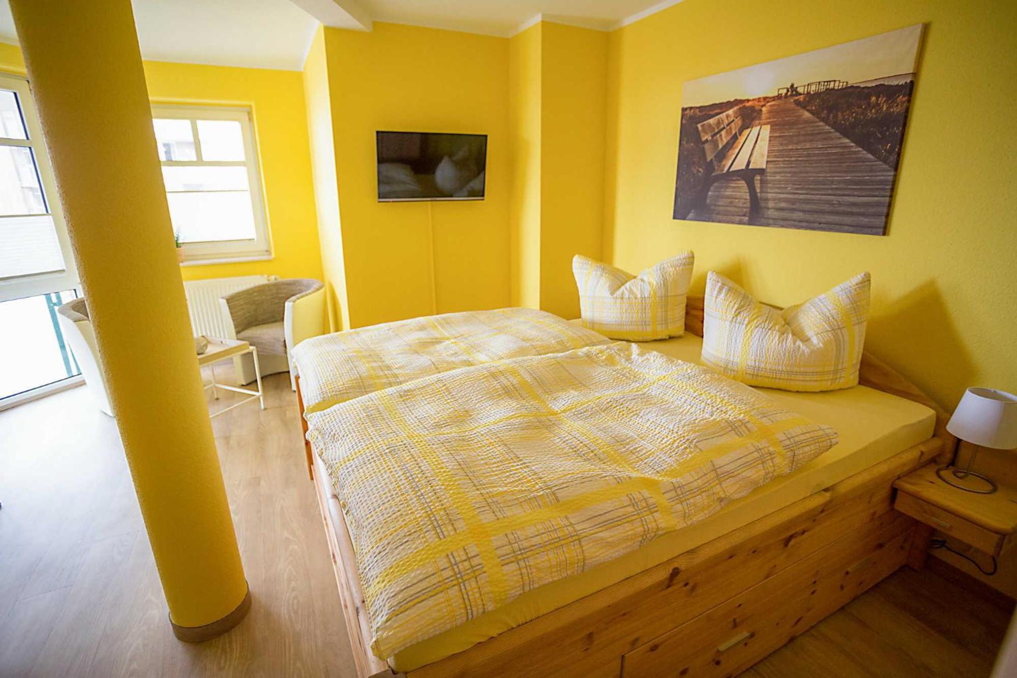 Family Room with Lake View photo 3