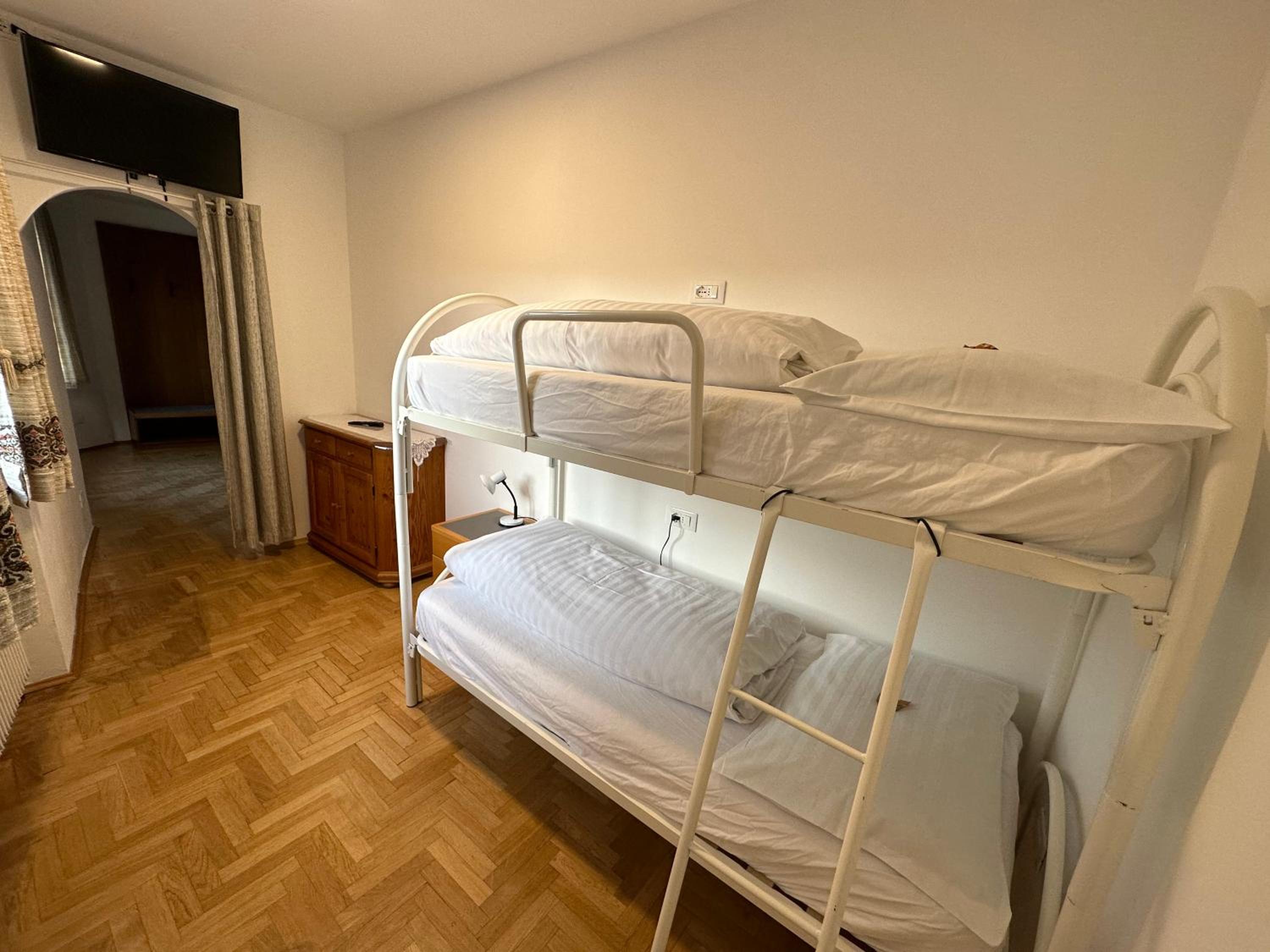 Apartment with Mountain View - Photo 3