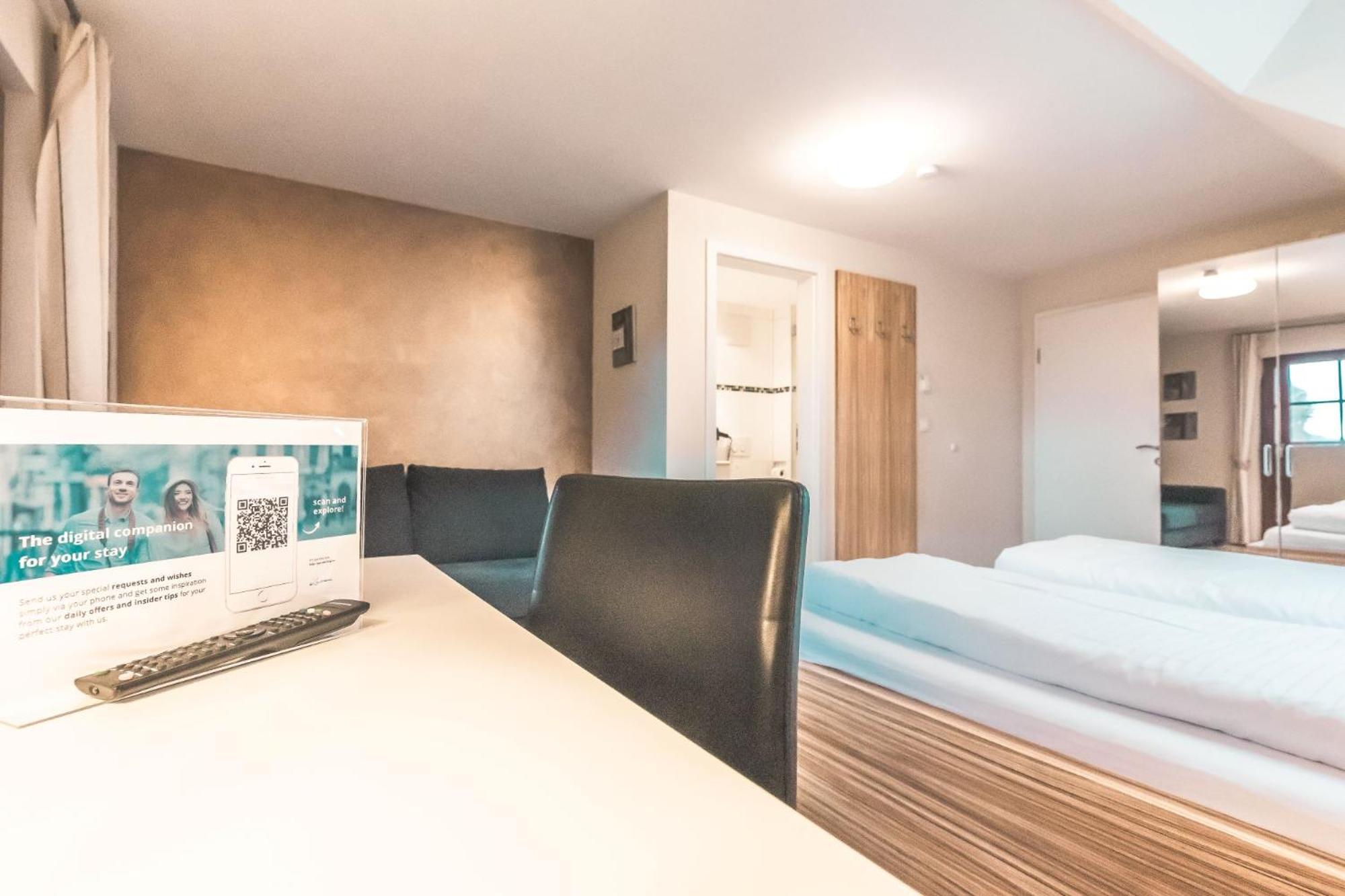 Deluxe Double Room with Balcony photo 3