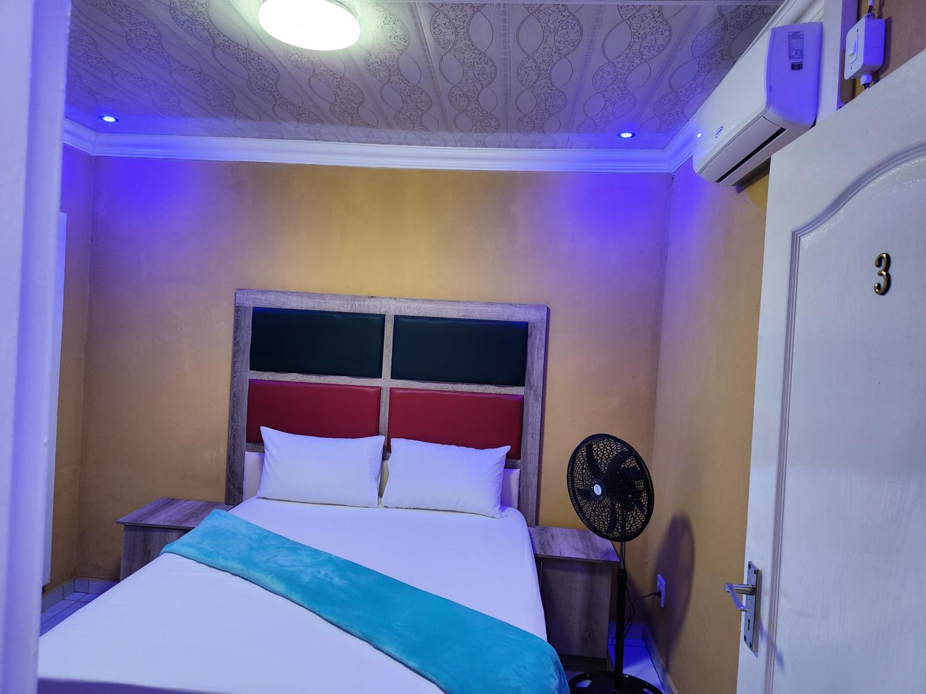 Double Room with Private Bathroom - Photo 8