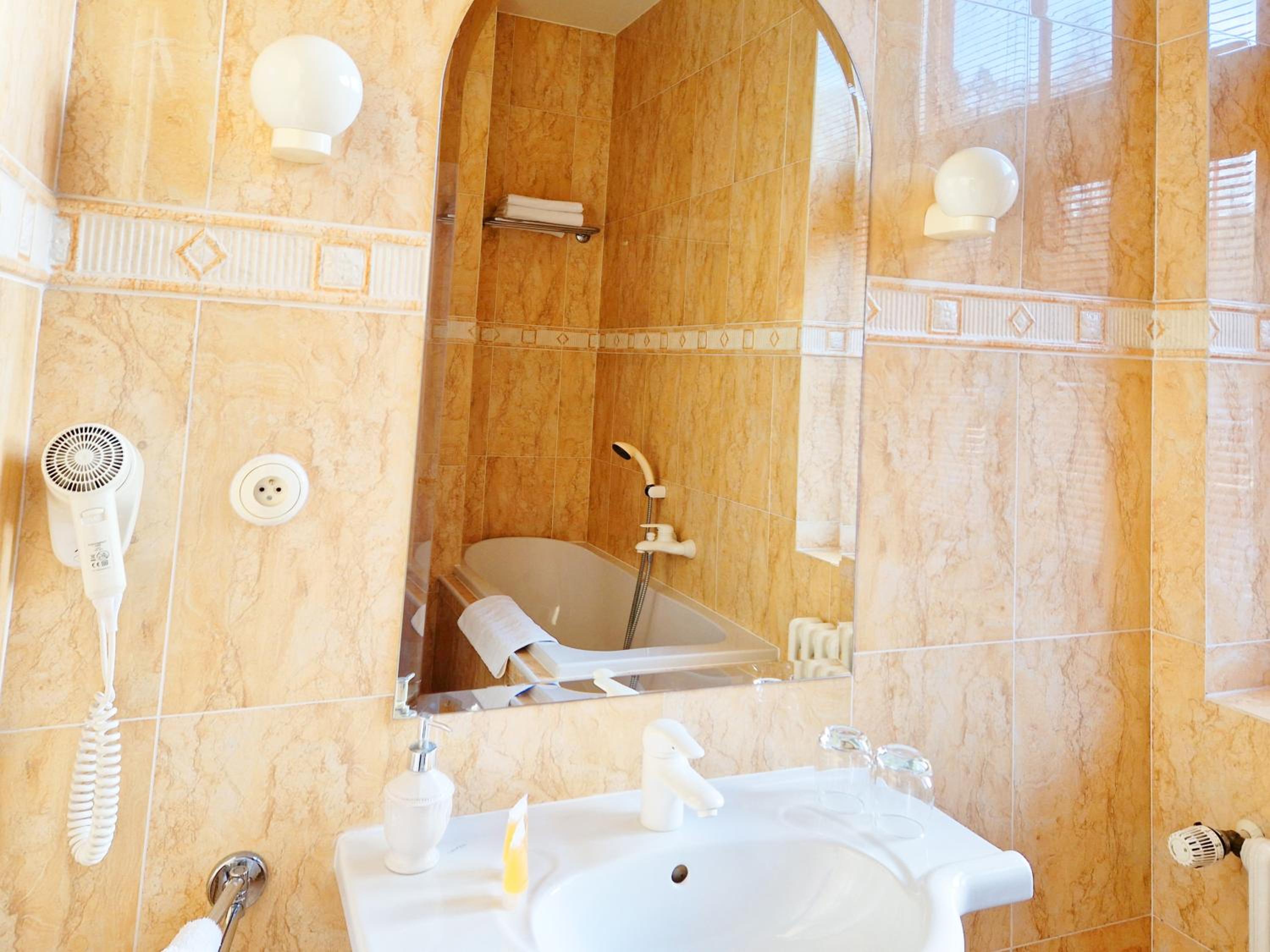 Double Room - Photo 6