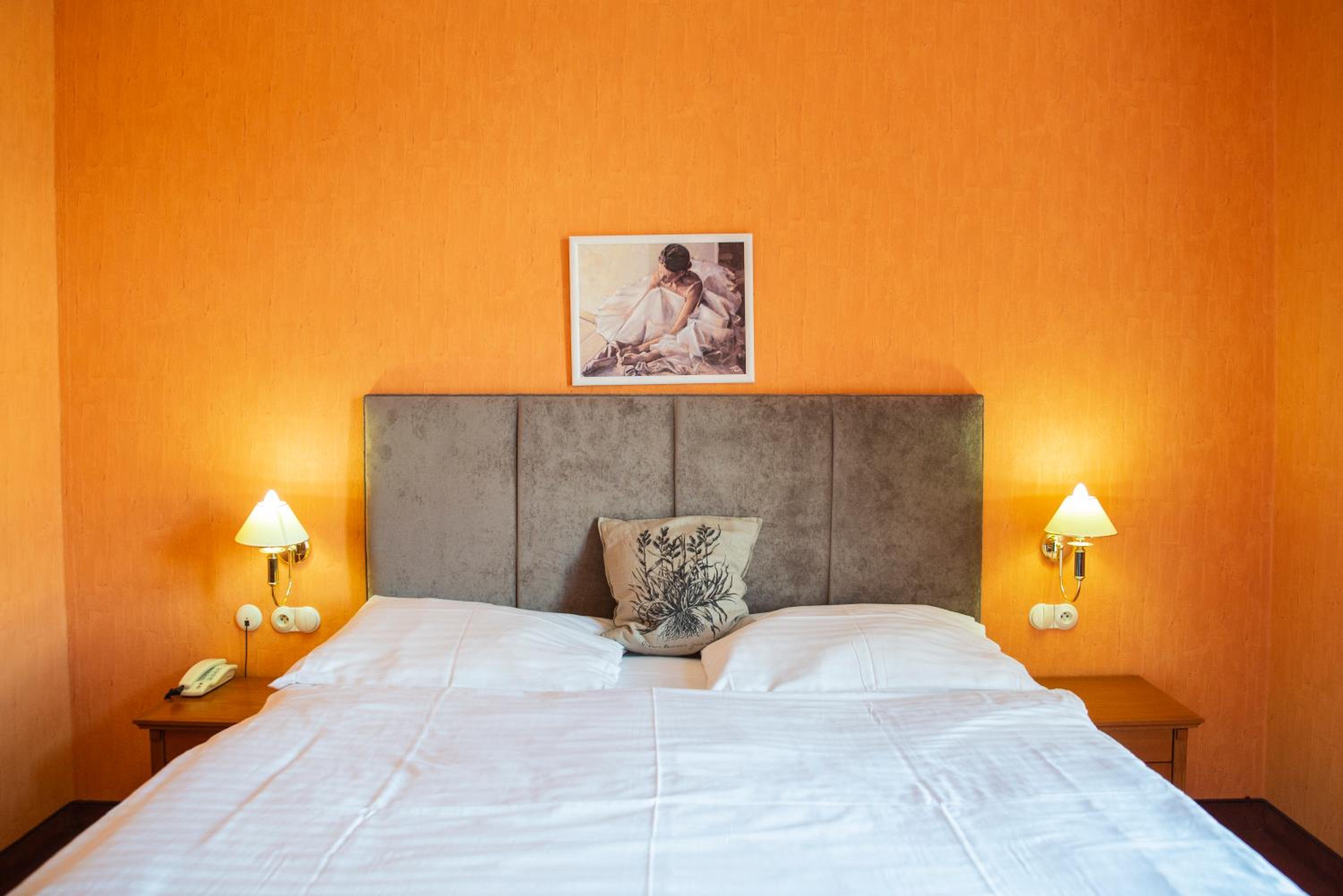 Double or Twin Room with Balcony - Photo 2
