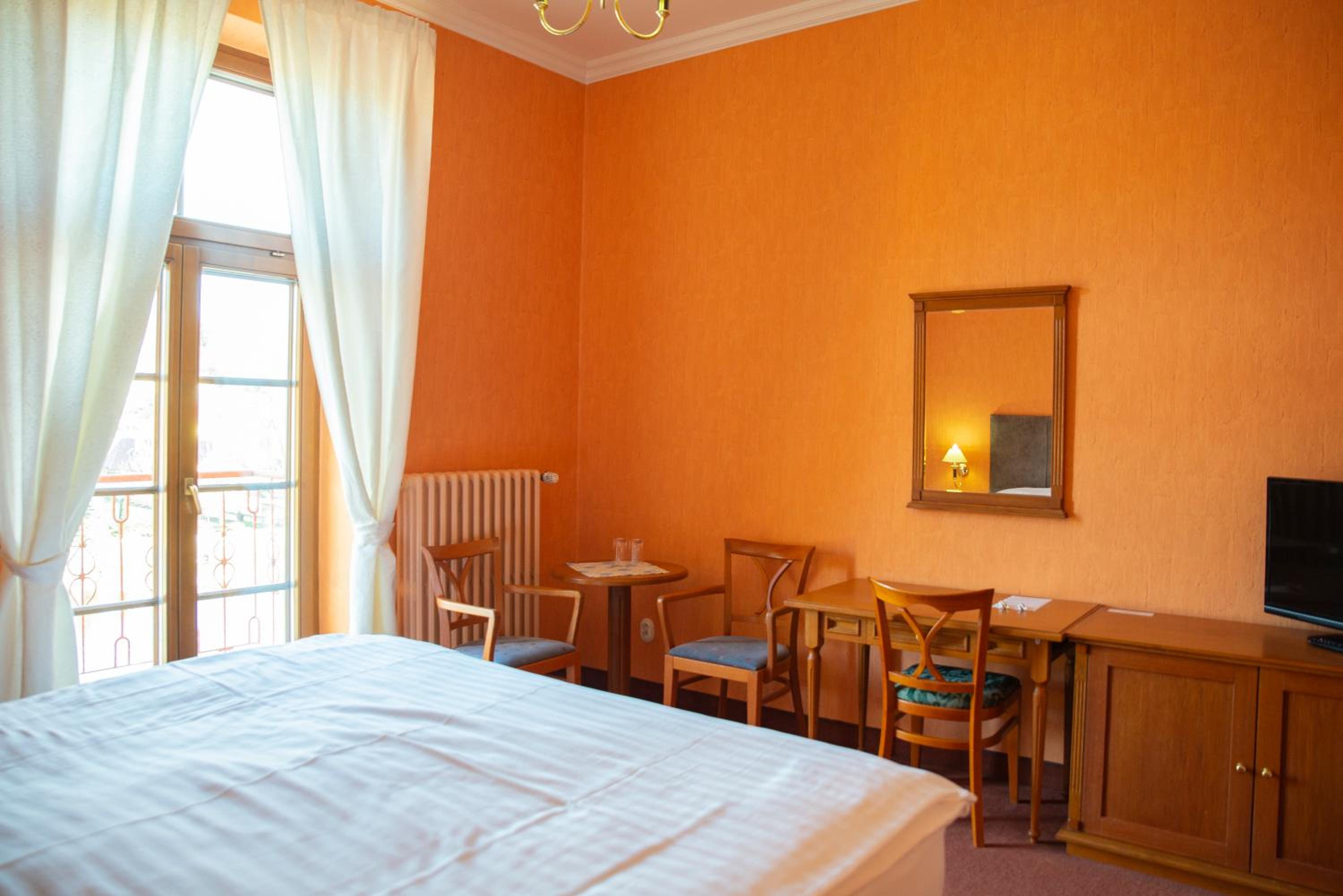 Double or Twin Room with Balcony - Photo 4