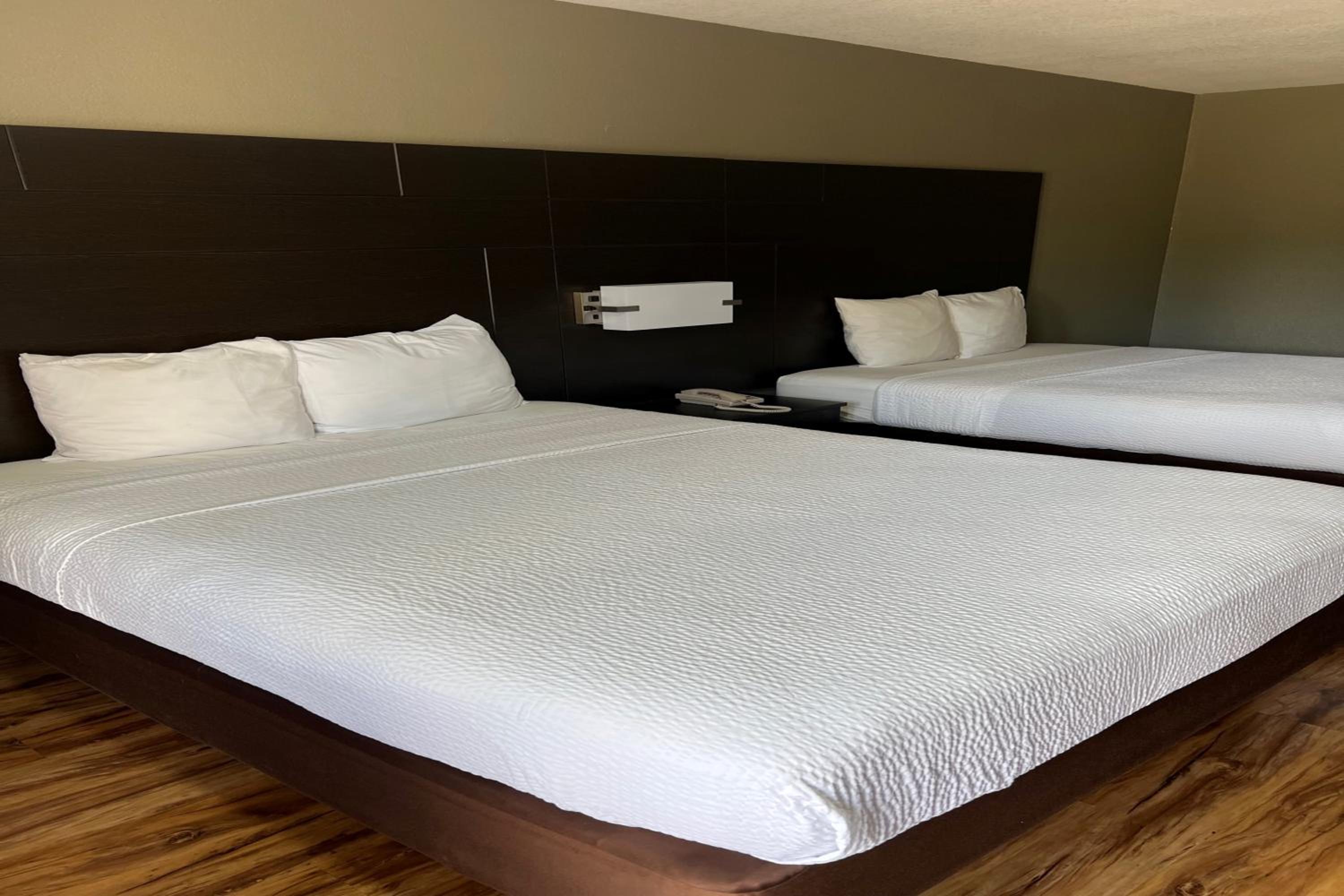 Queen Room with Two Queen Beds - Non-Smoking - Photo 1
