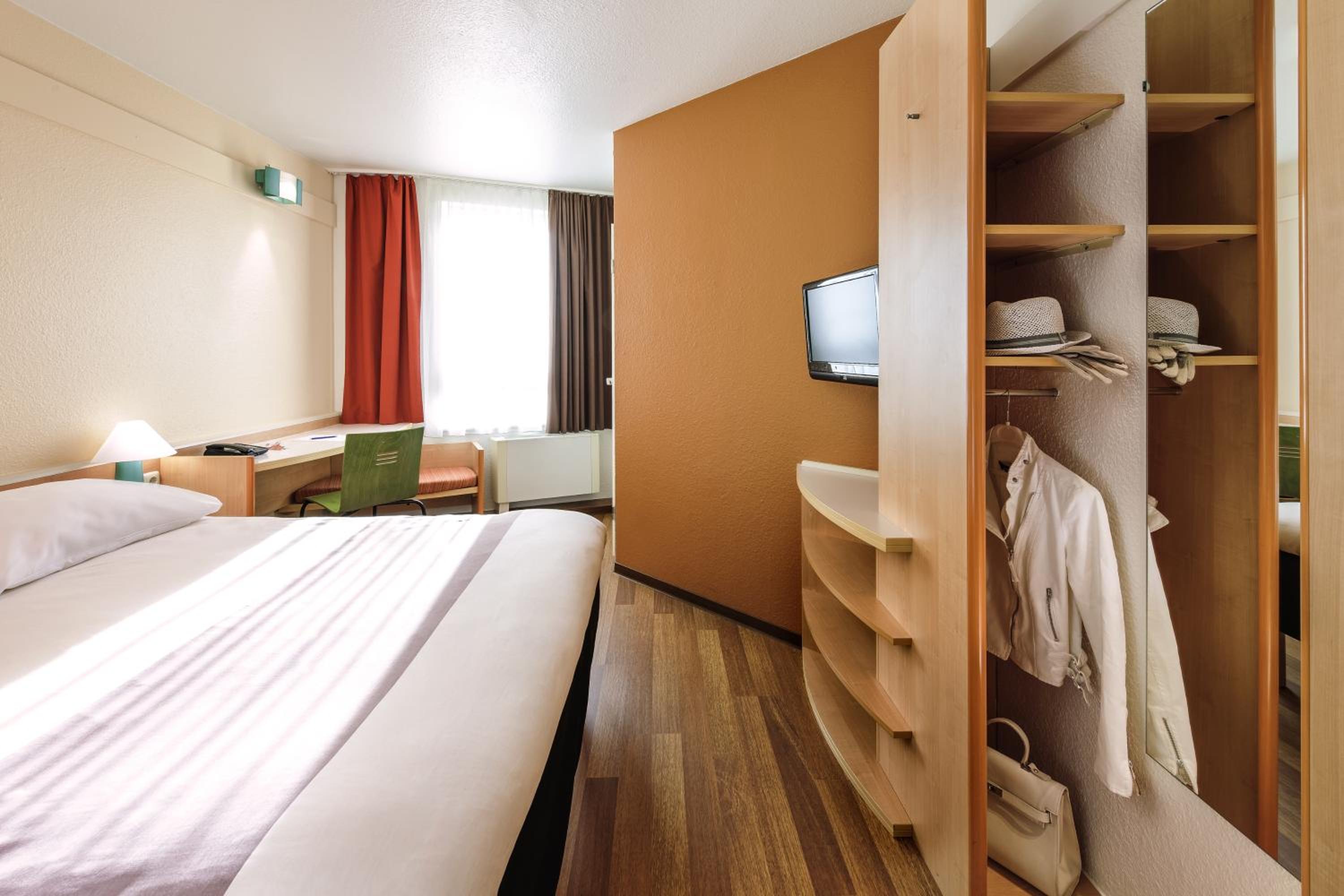 Standard King Room - Photo 8