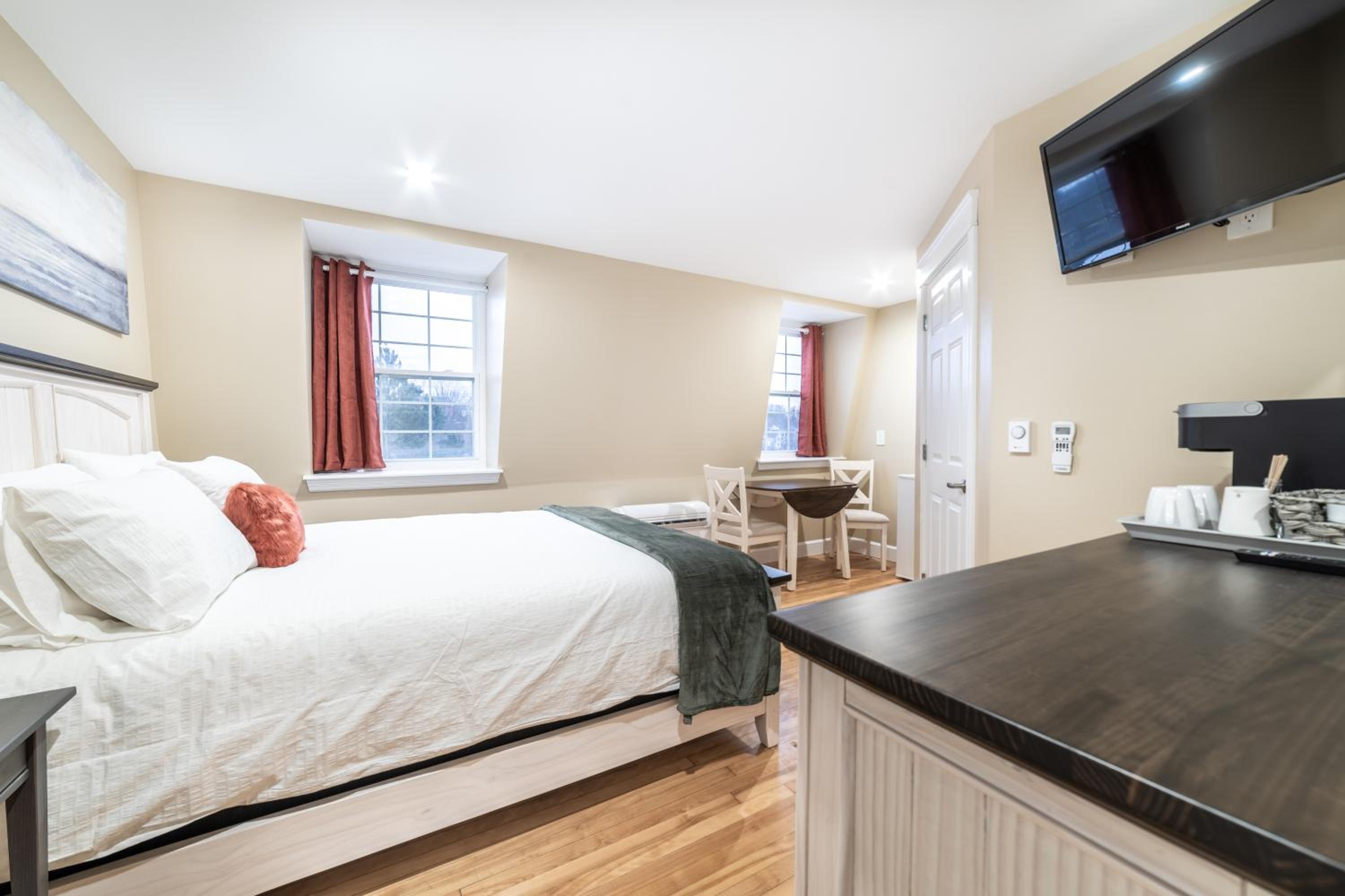 Queen Room photo 1
