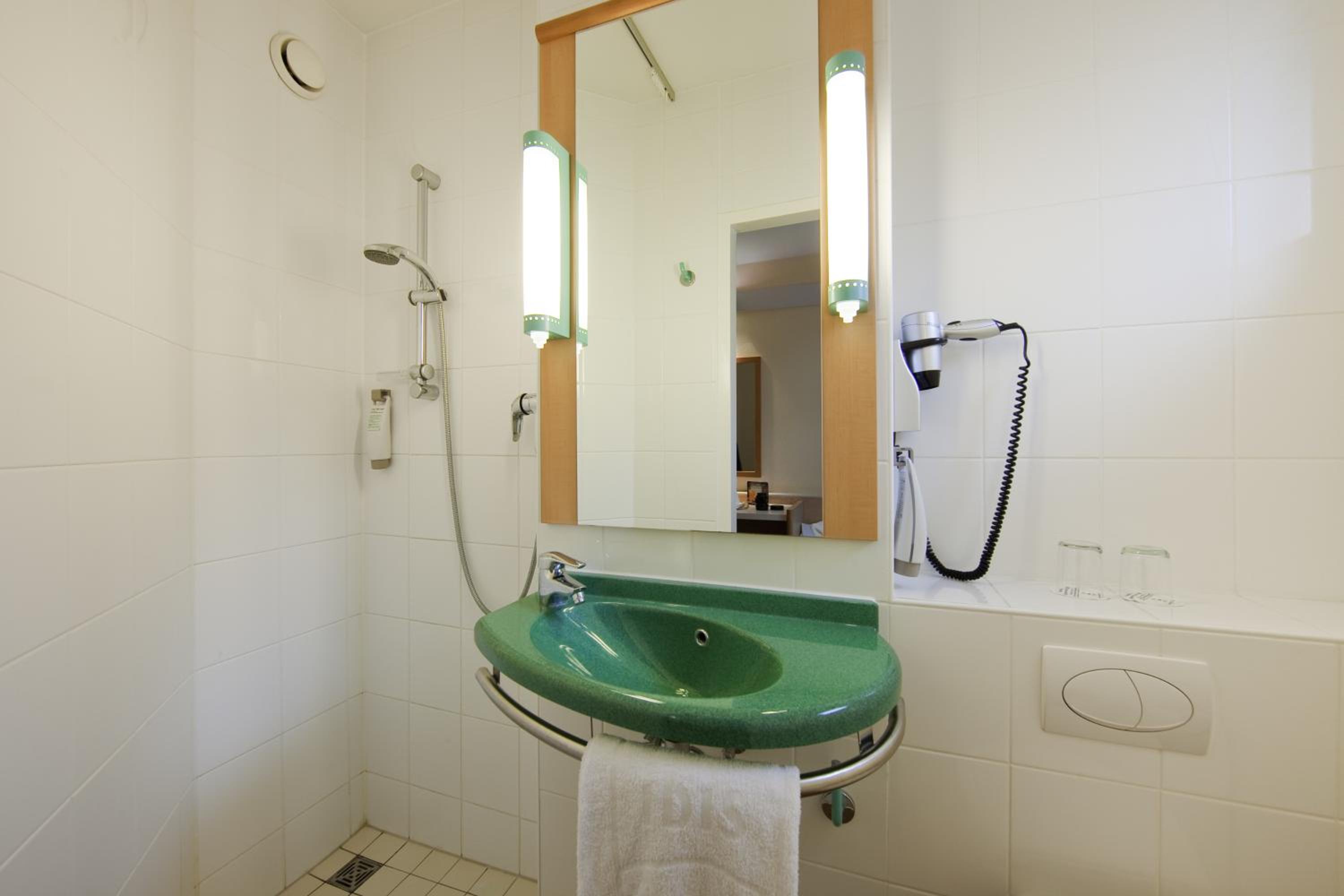 Standard King Room - Photo 5