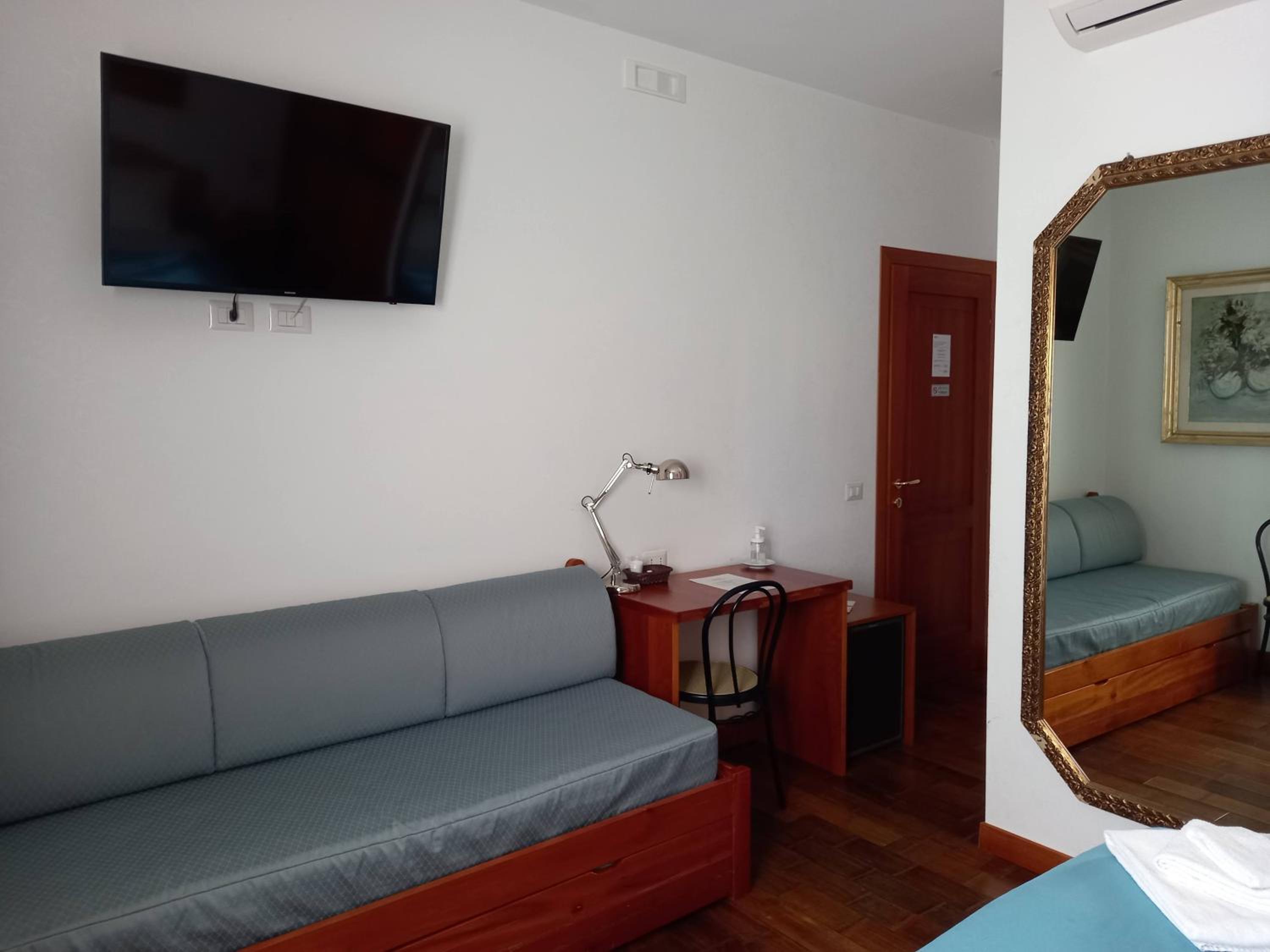 Triple Room with Private Bathroom photo 2