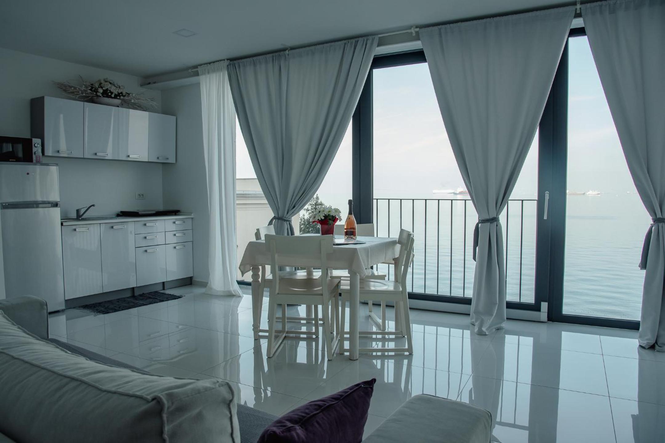 Apartment with Sauna and Sea View - Photo 8