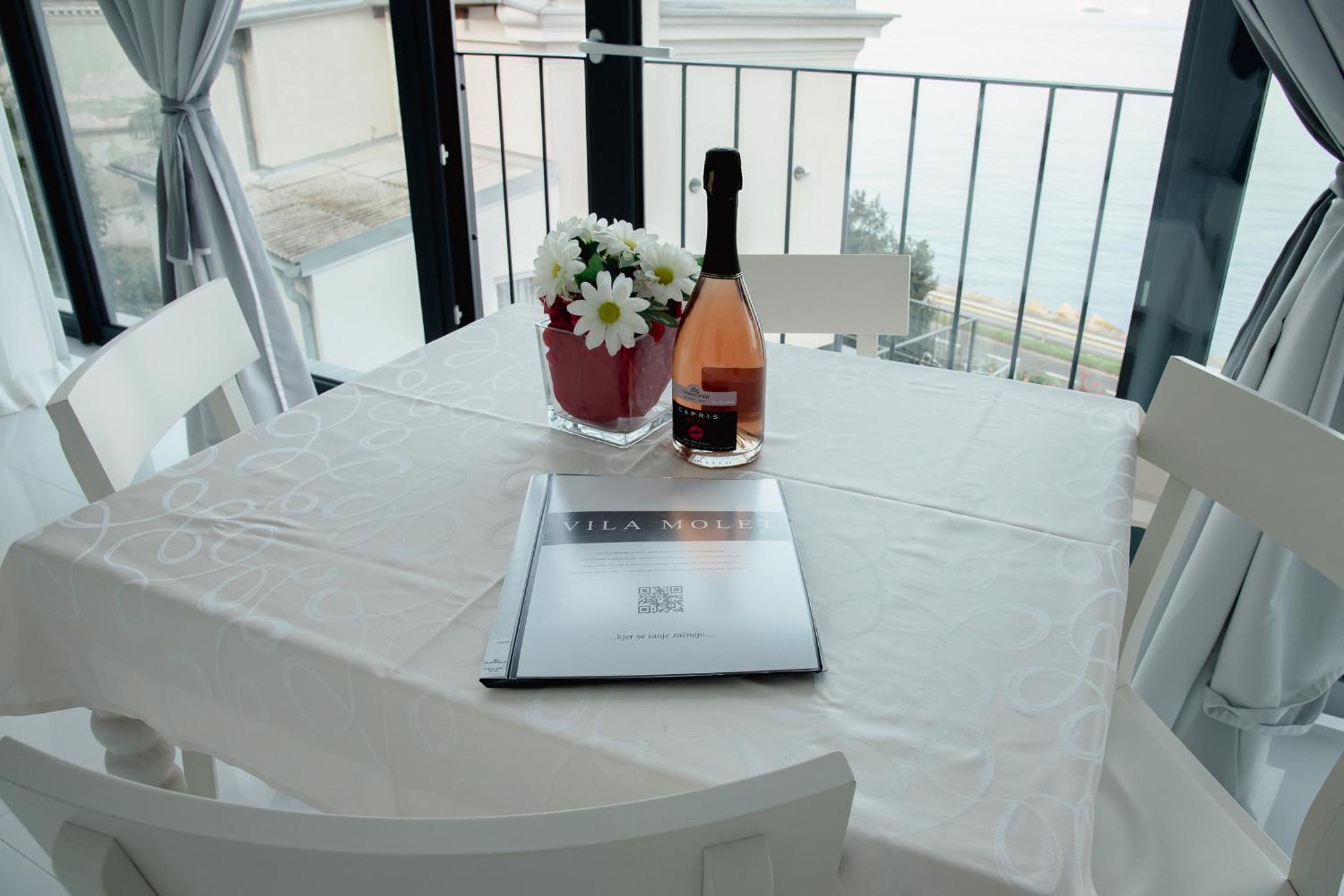 Apartment with Sea View - Photo 7