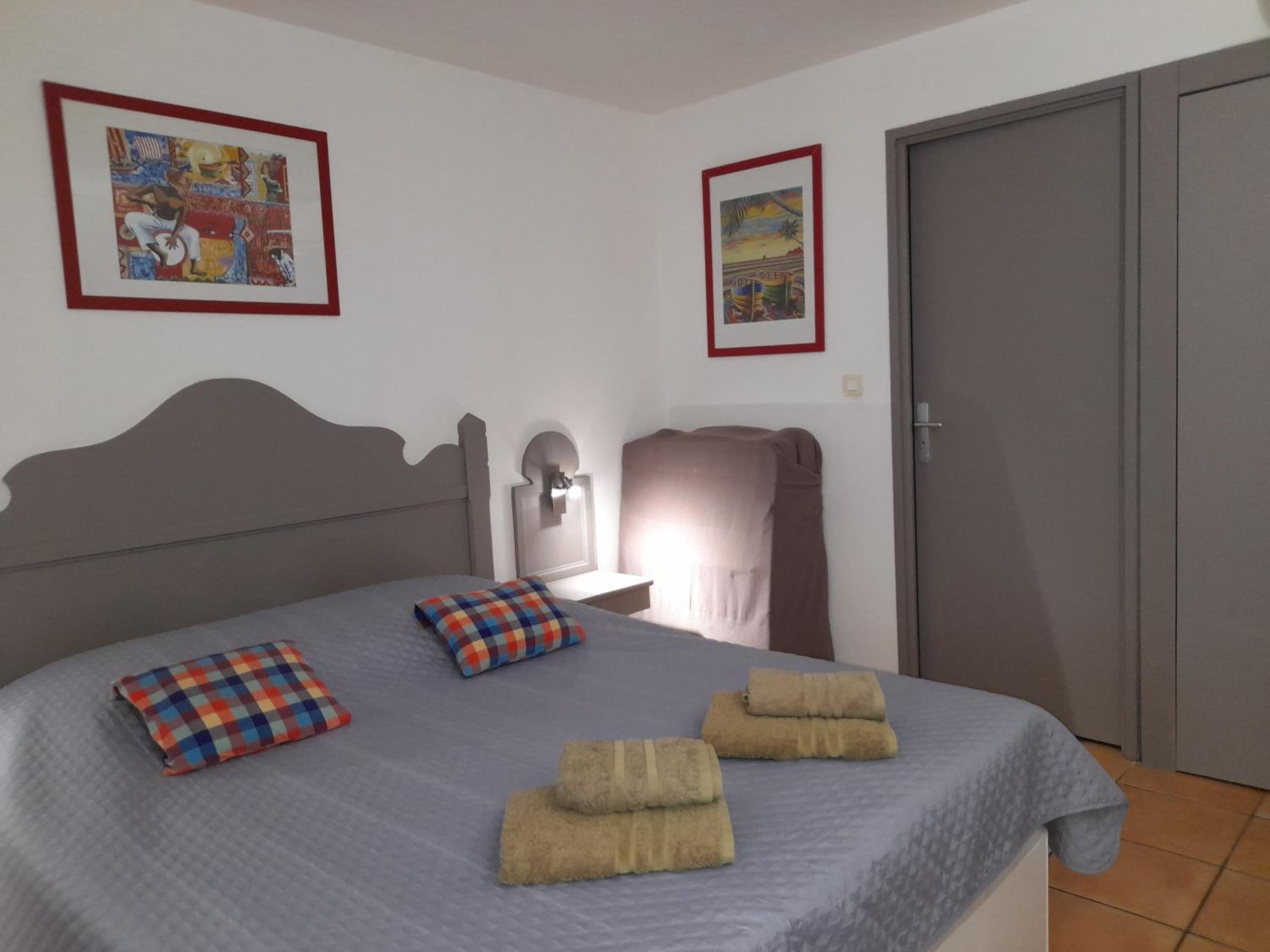 One-Bedroom Apartment photo 1