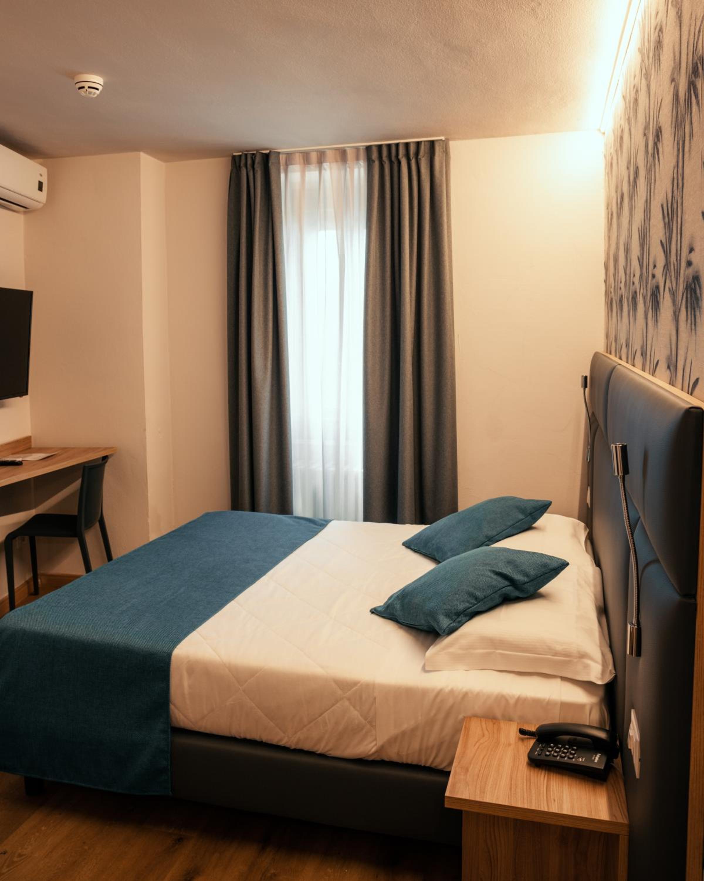 Superior Triple Room with Lake View - Photo 4