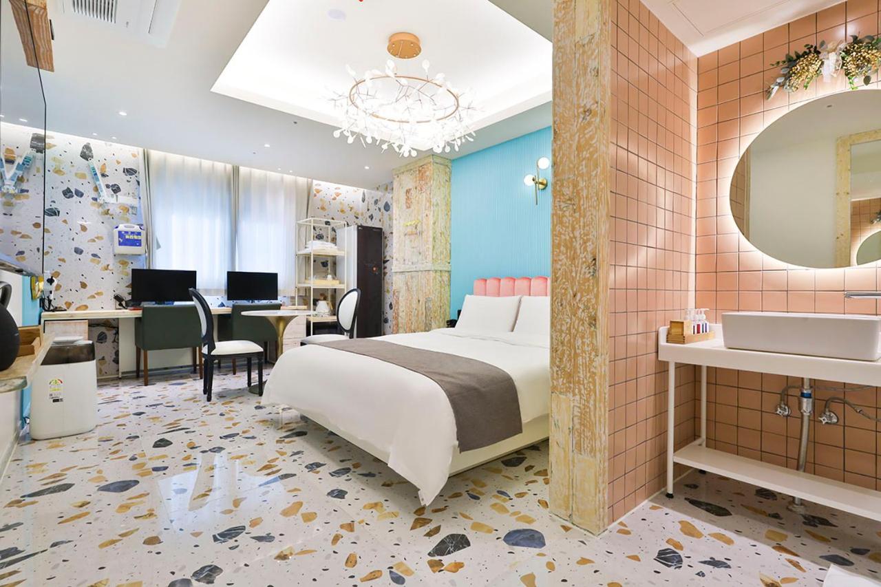 Deluxe Suite - Photo 7