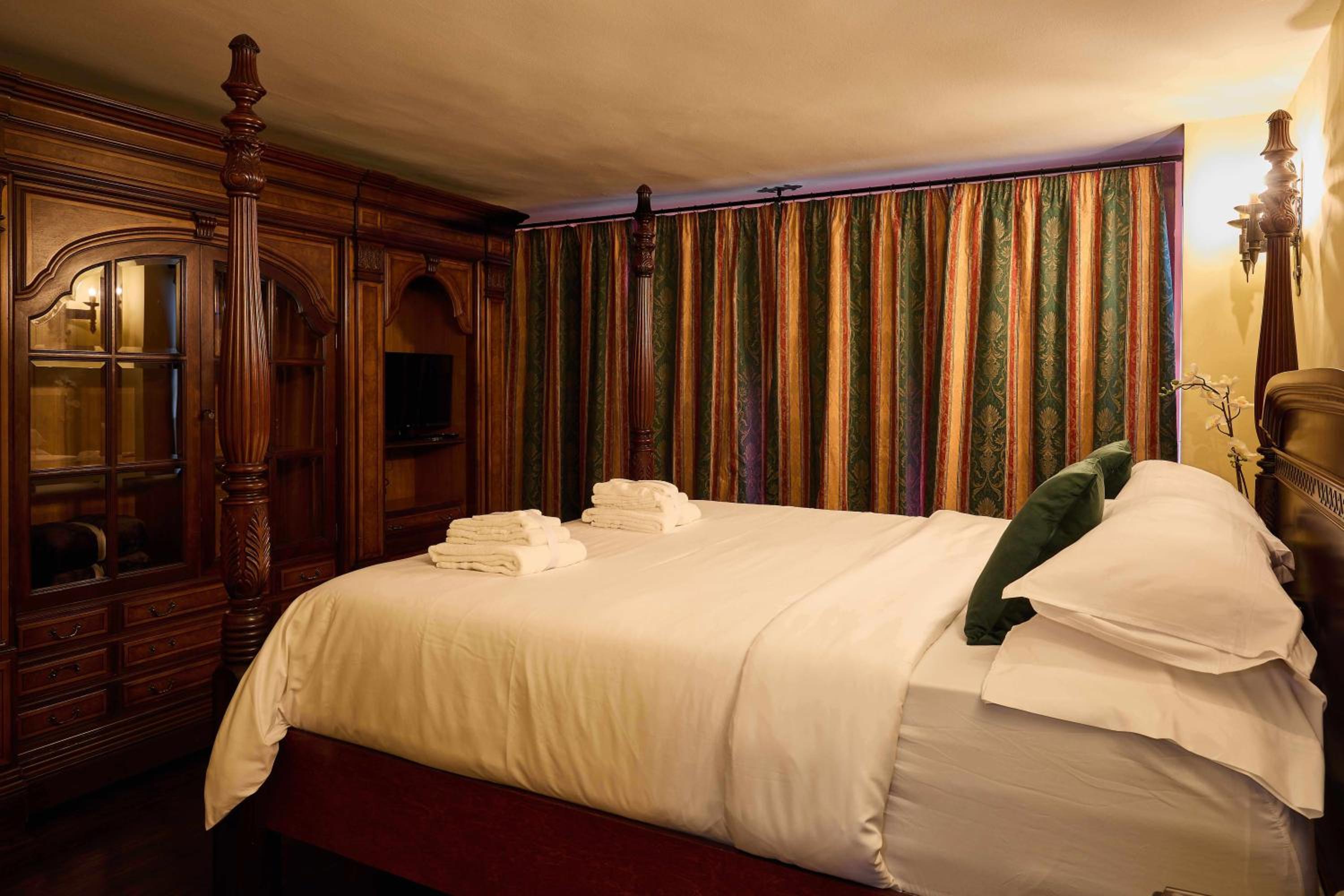 Deluxe Double Room with Balcony - Photo 22