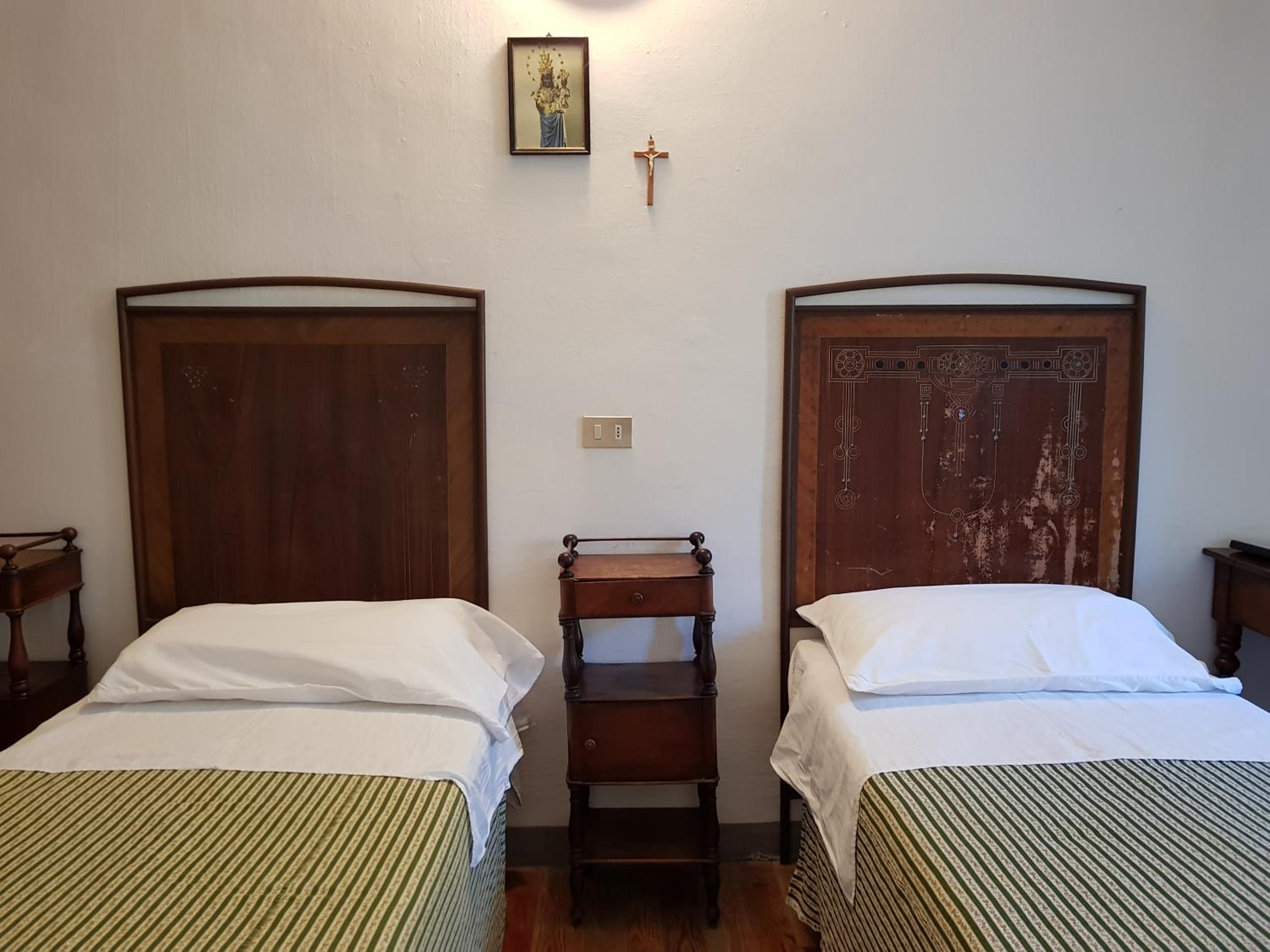 Twin Room with Shared Bathroom photo 2