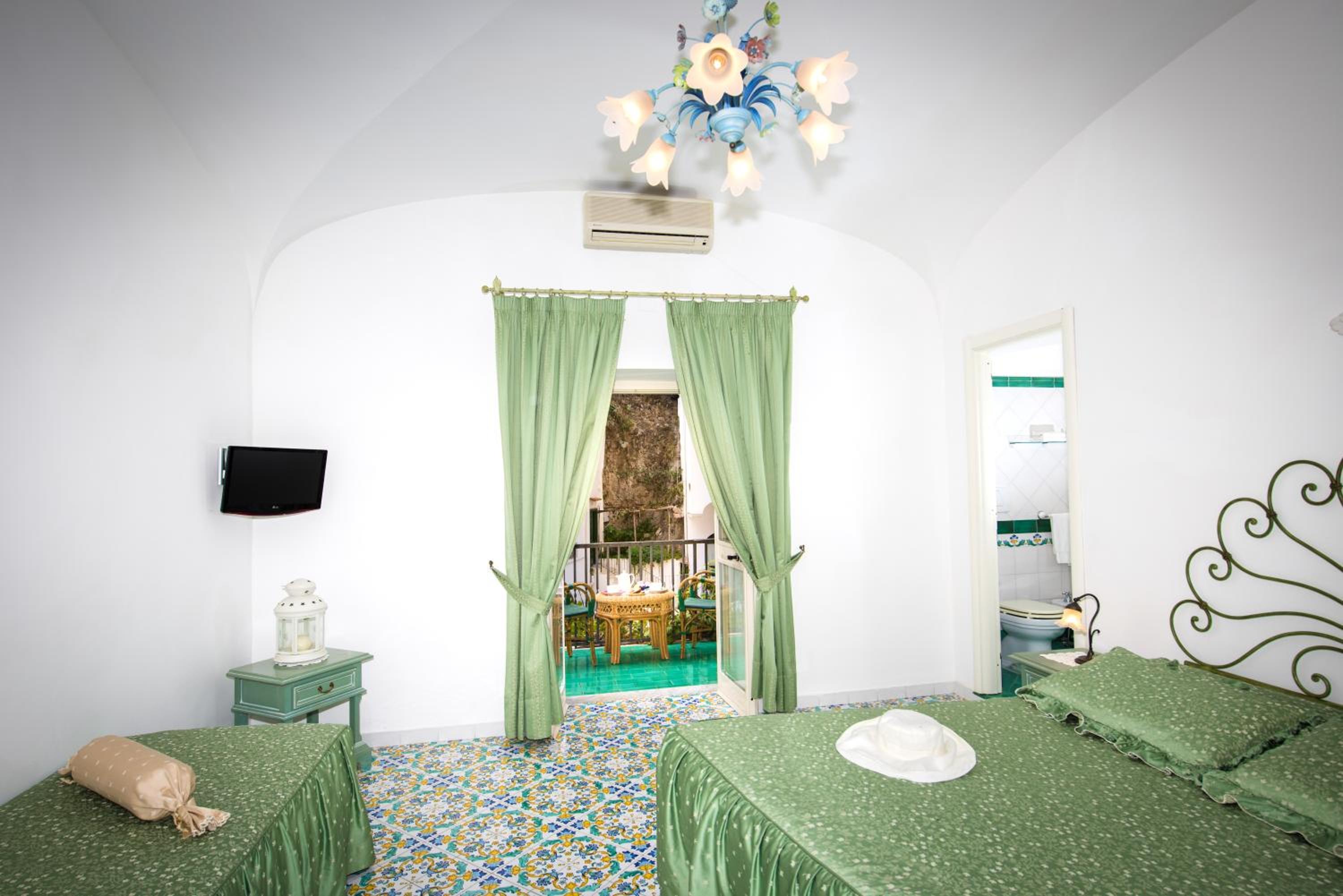 Deluxe Double Room with Side Sea View - Photo 4