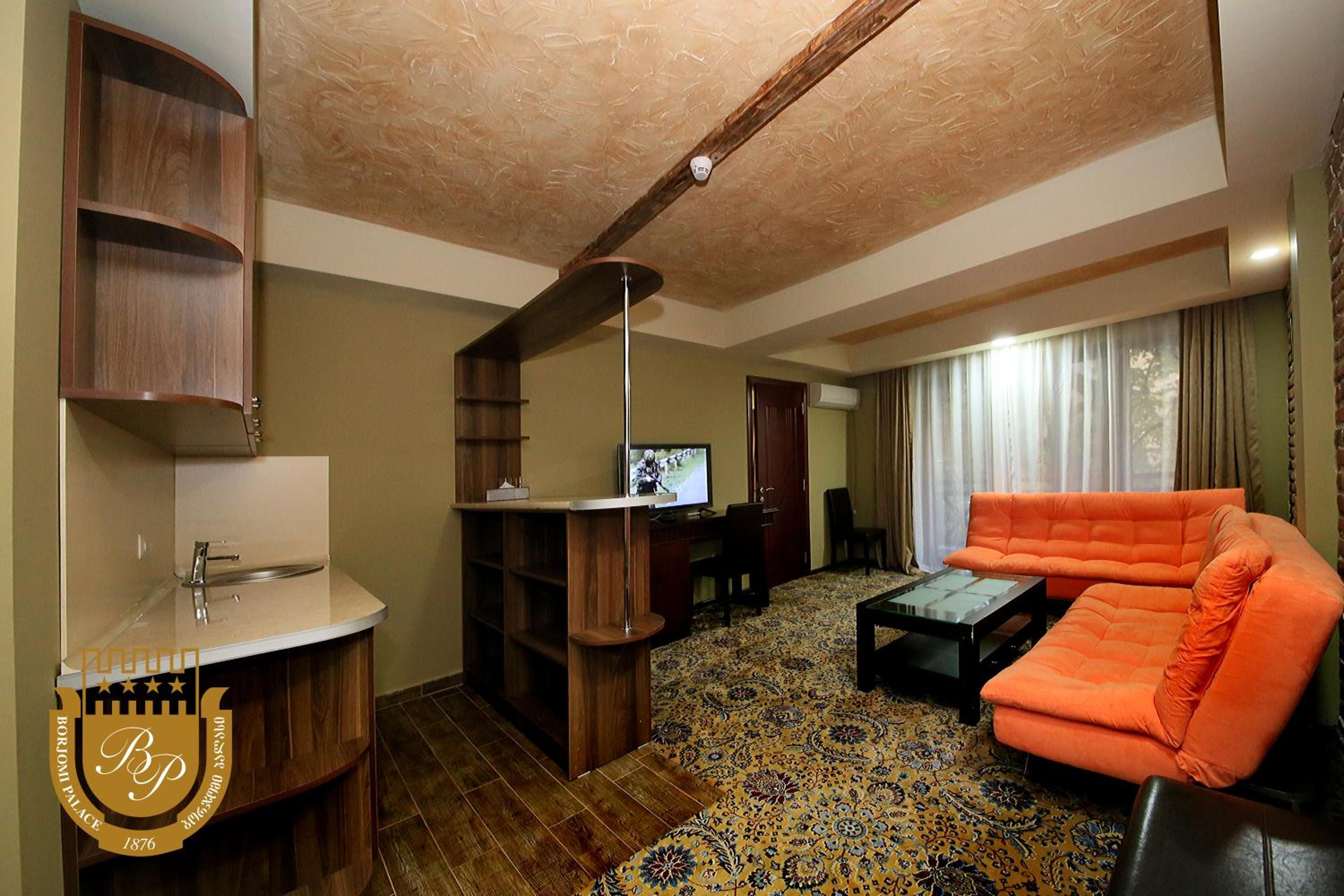 Classic Family Room - Photo 2