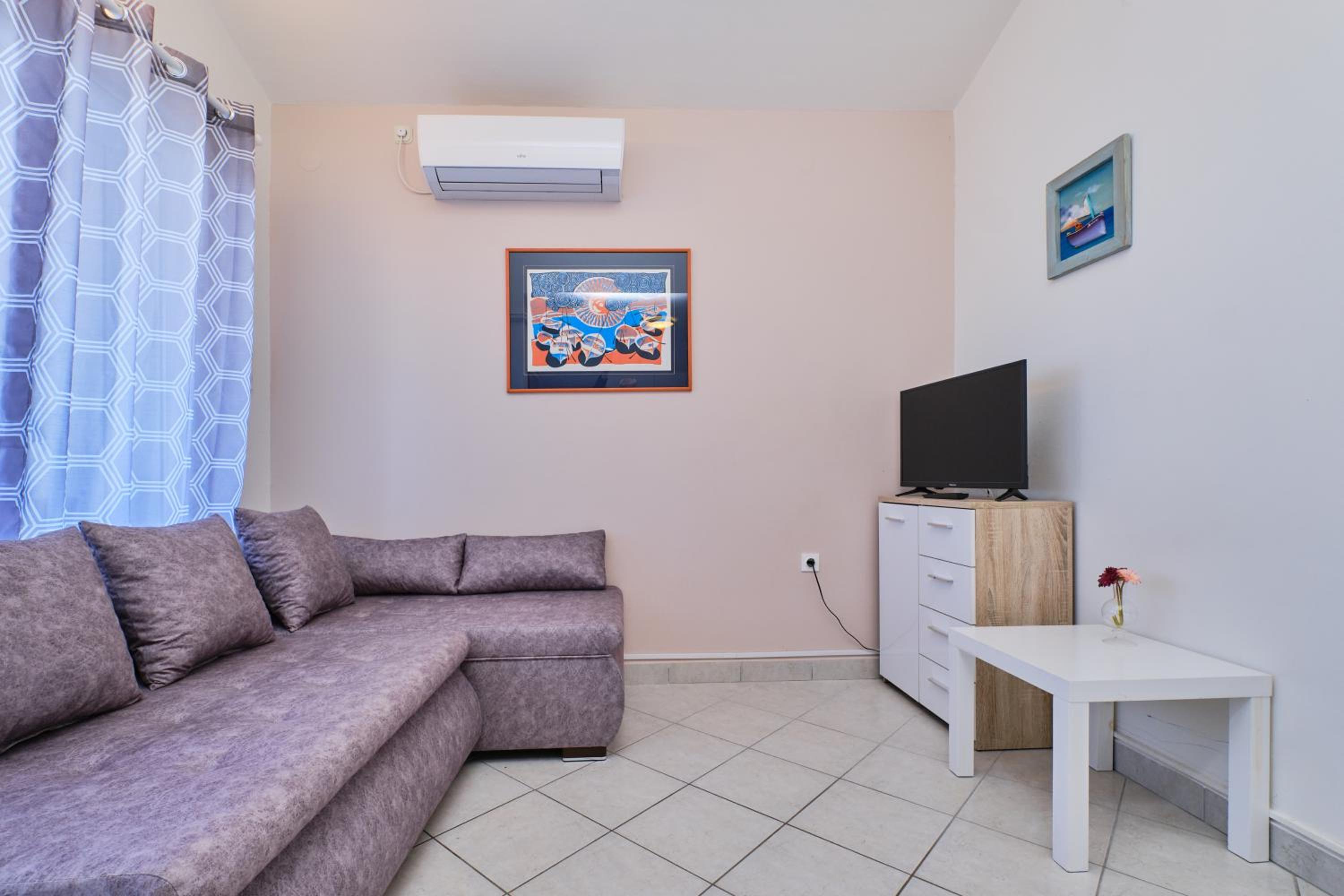One-Bedroom Apartment photo 1
