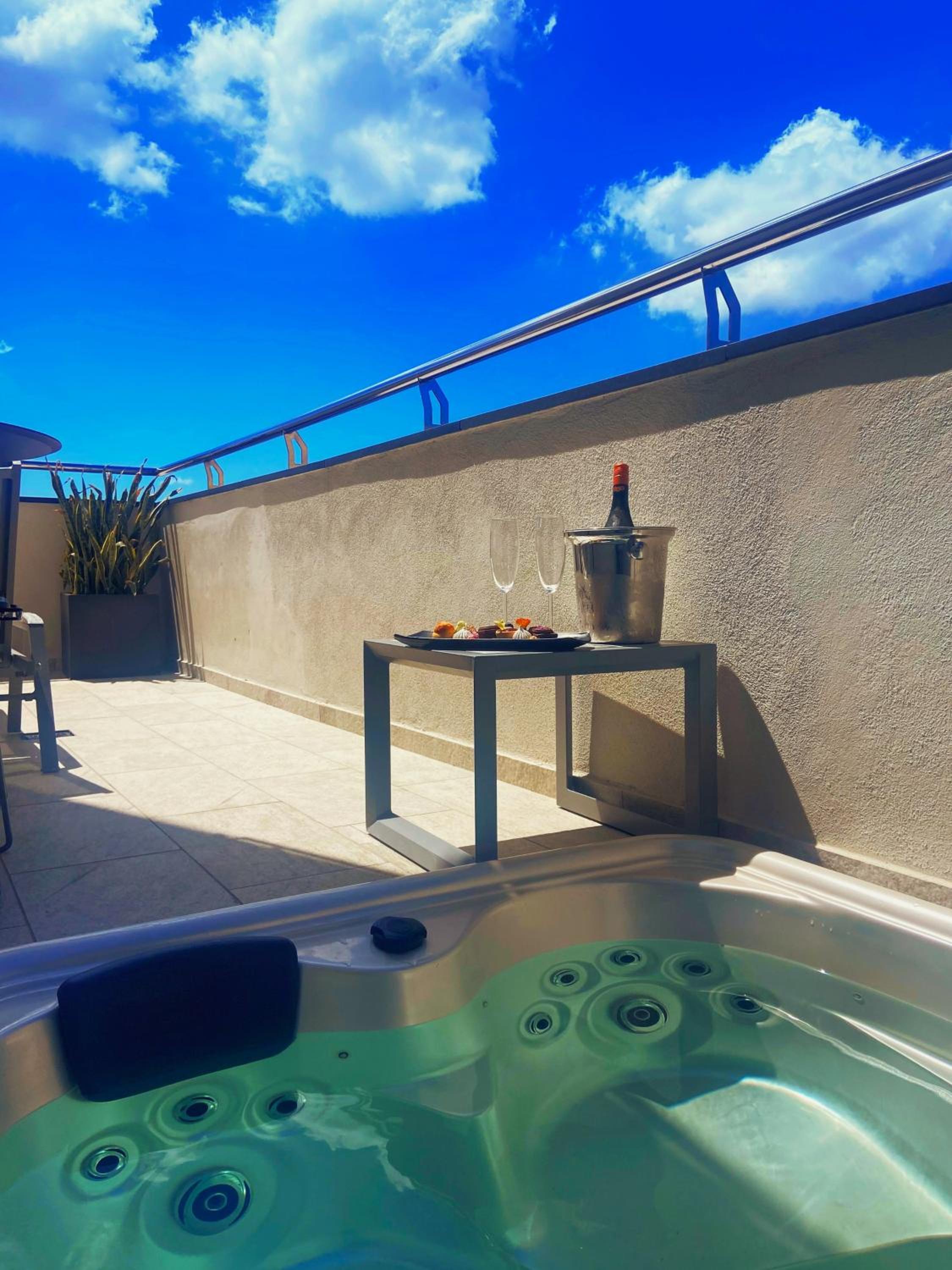 Superior Suite with Sea View and Hot Tub