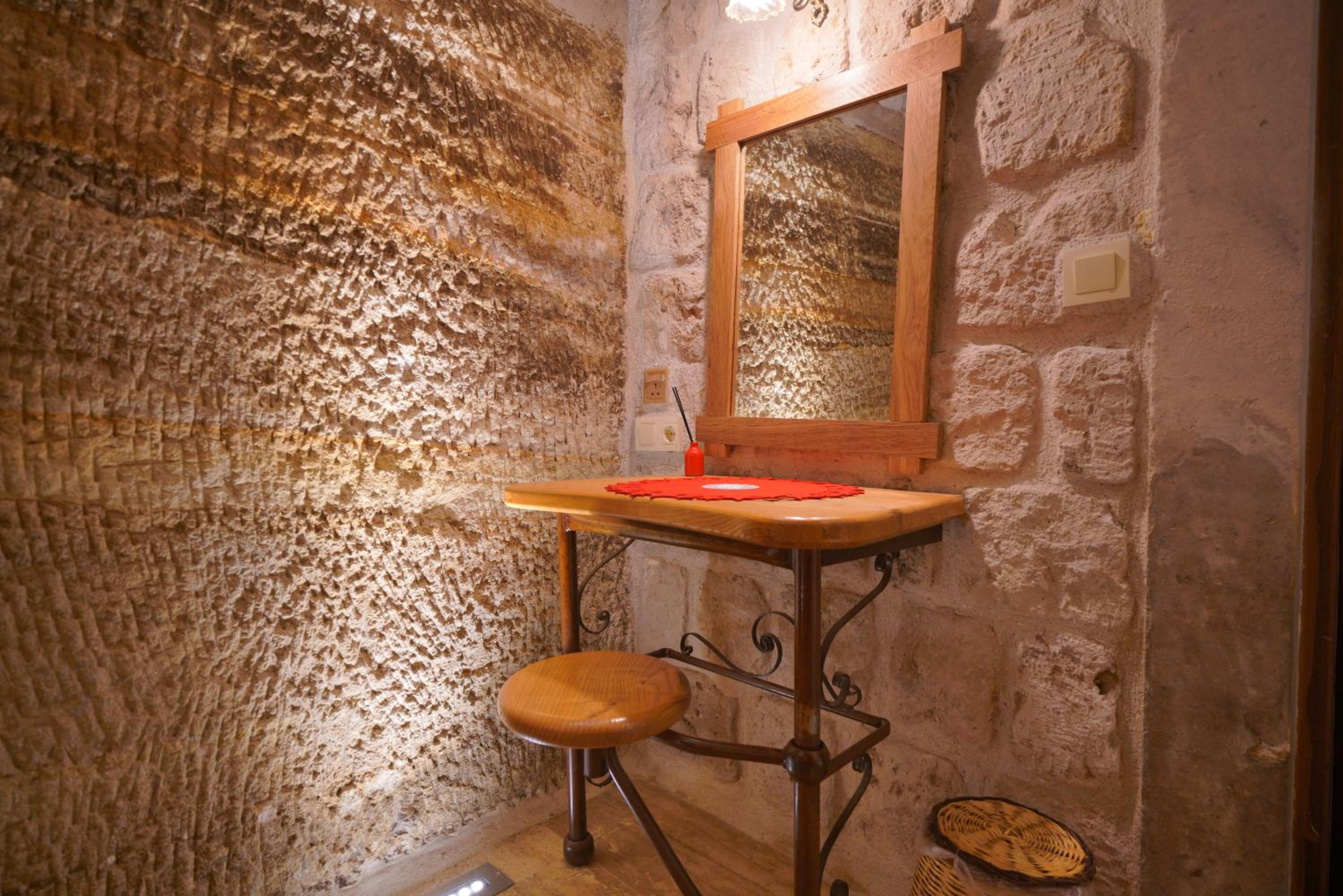 Superior Cave Suite  - Photo 12