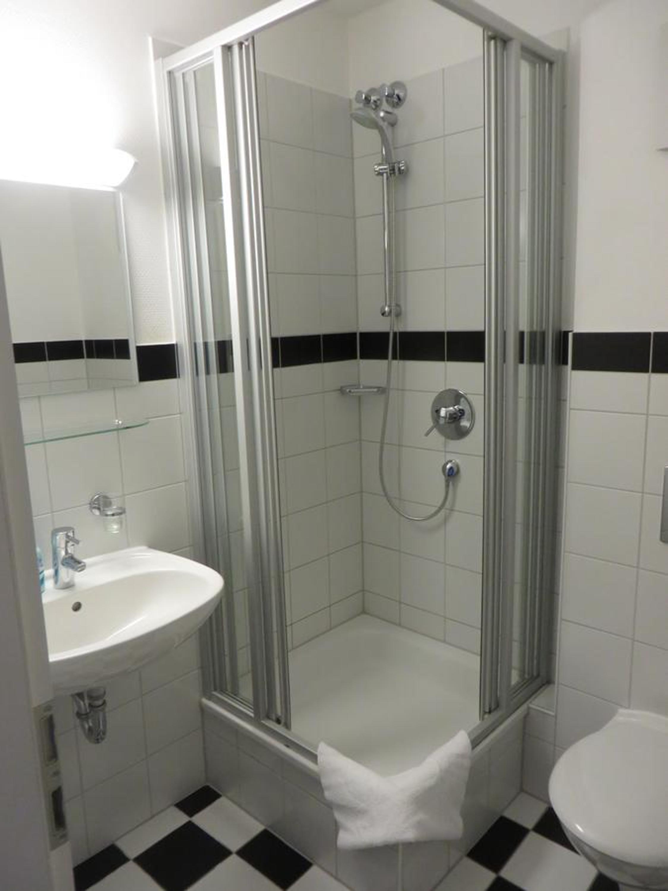 Doppelzimmer Altbau  - Photo 4