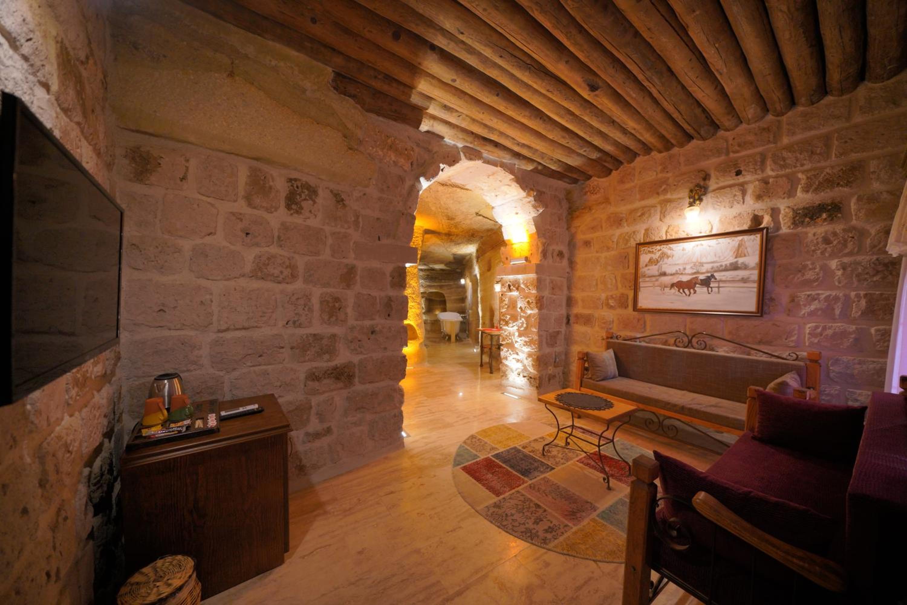 Honeymoon Cave Suite - Photo 7