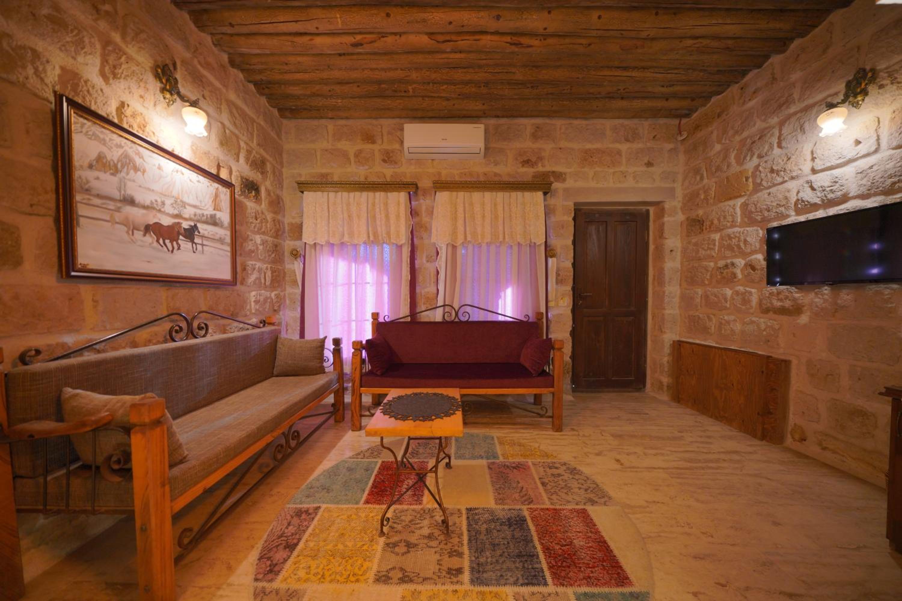 Honeymoon Cave Suite - Photo 8