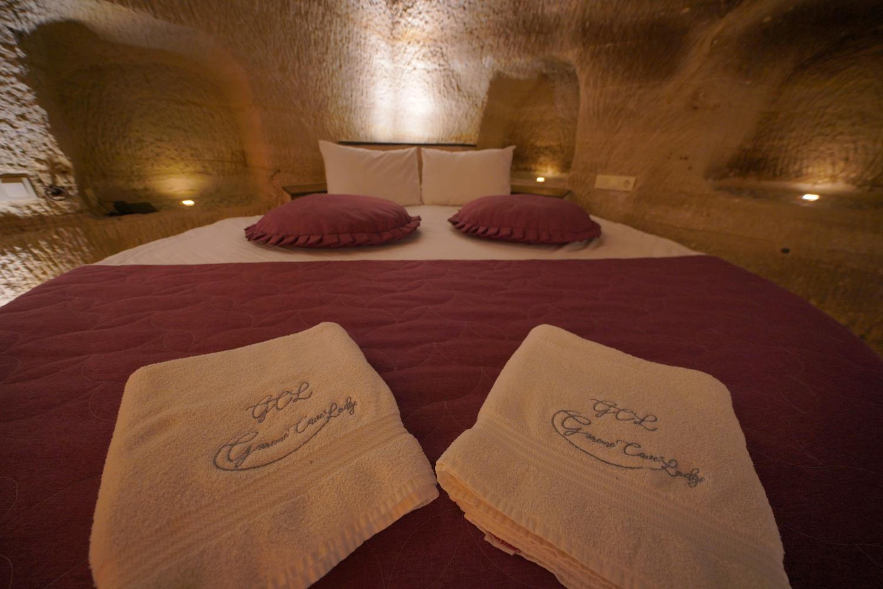 Honeymoon Cave Suite - Photo 6