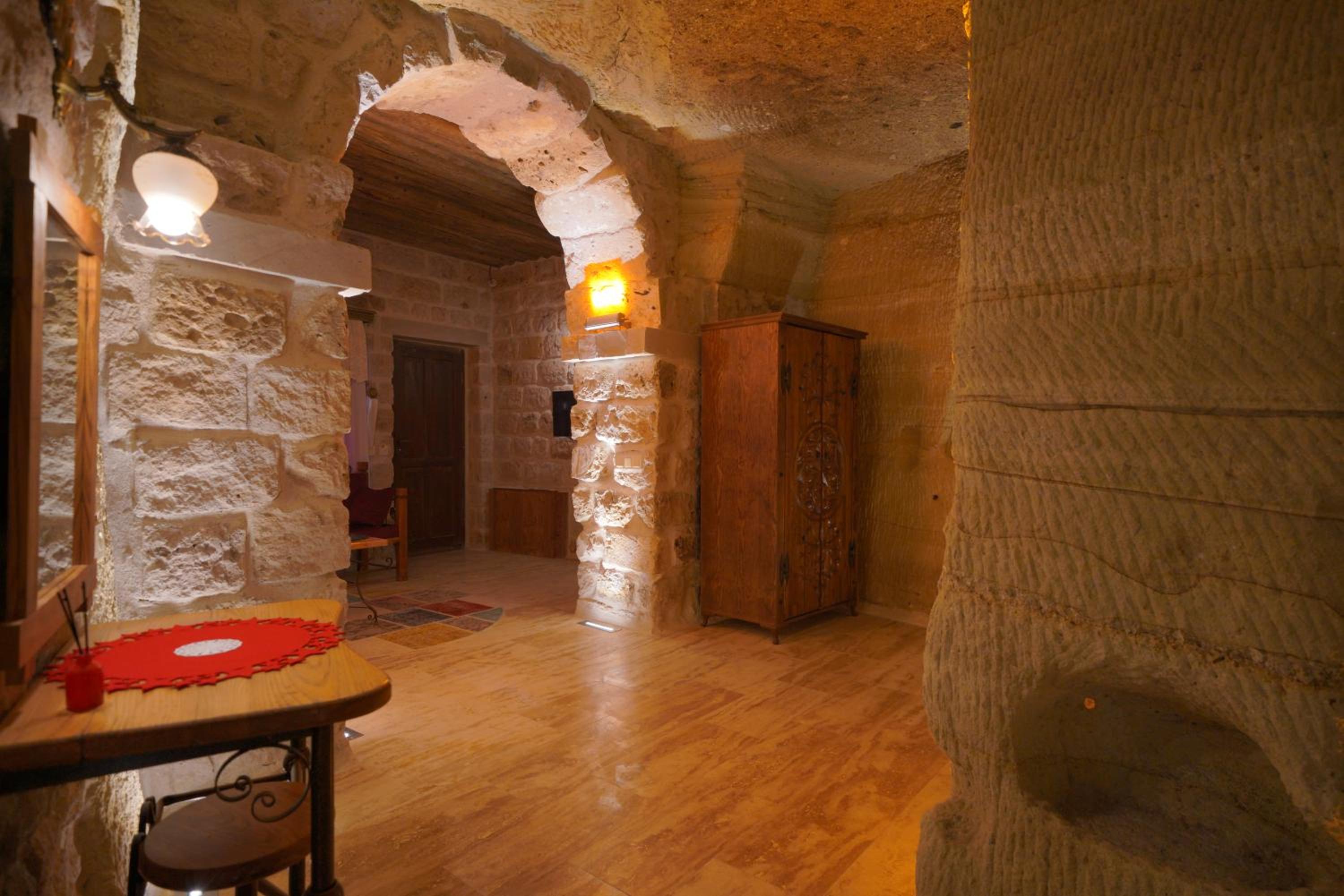 Honeymoon Cave Suite - Photo 11