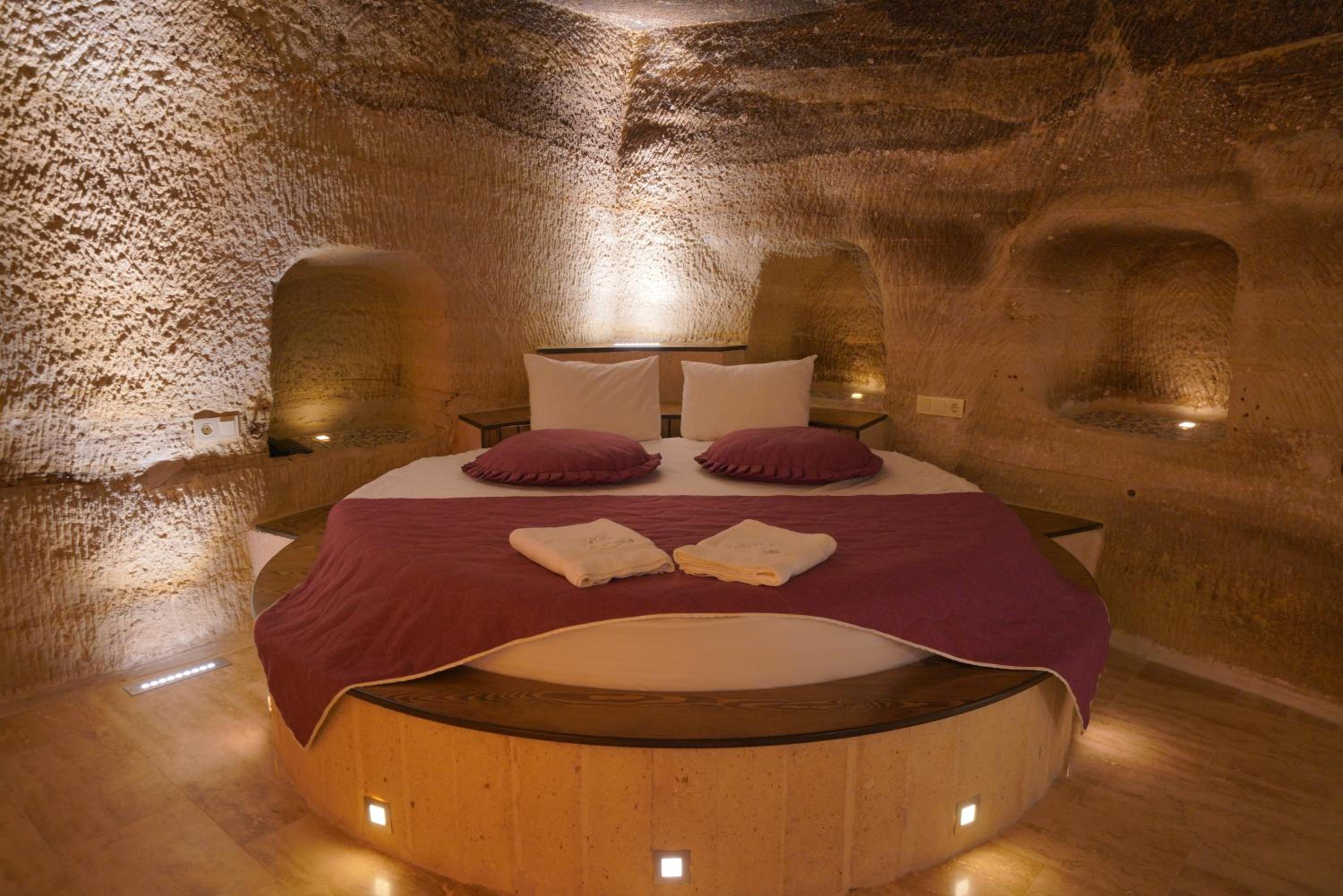 Honeymoon Cave Suite - Photo 4