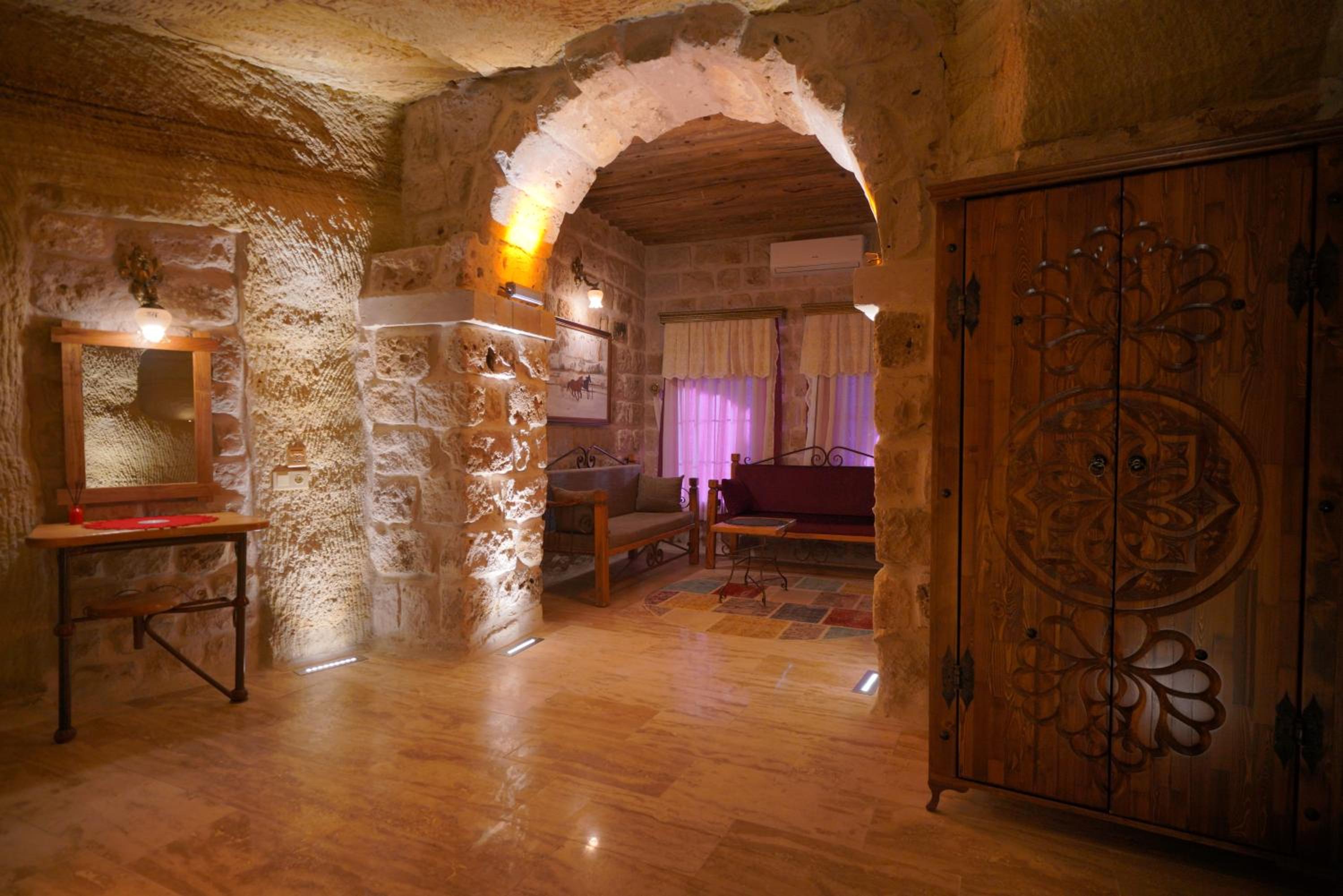Honeymoon Cave Suite - Photo 3
