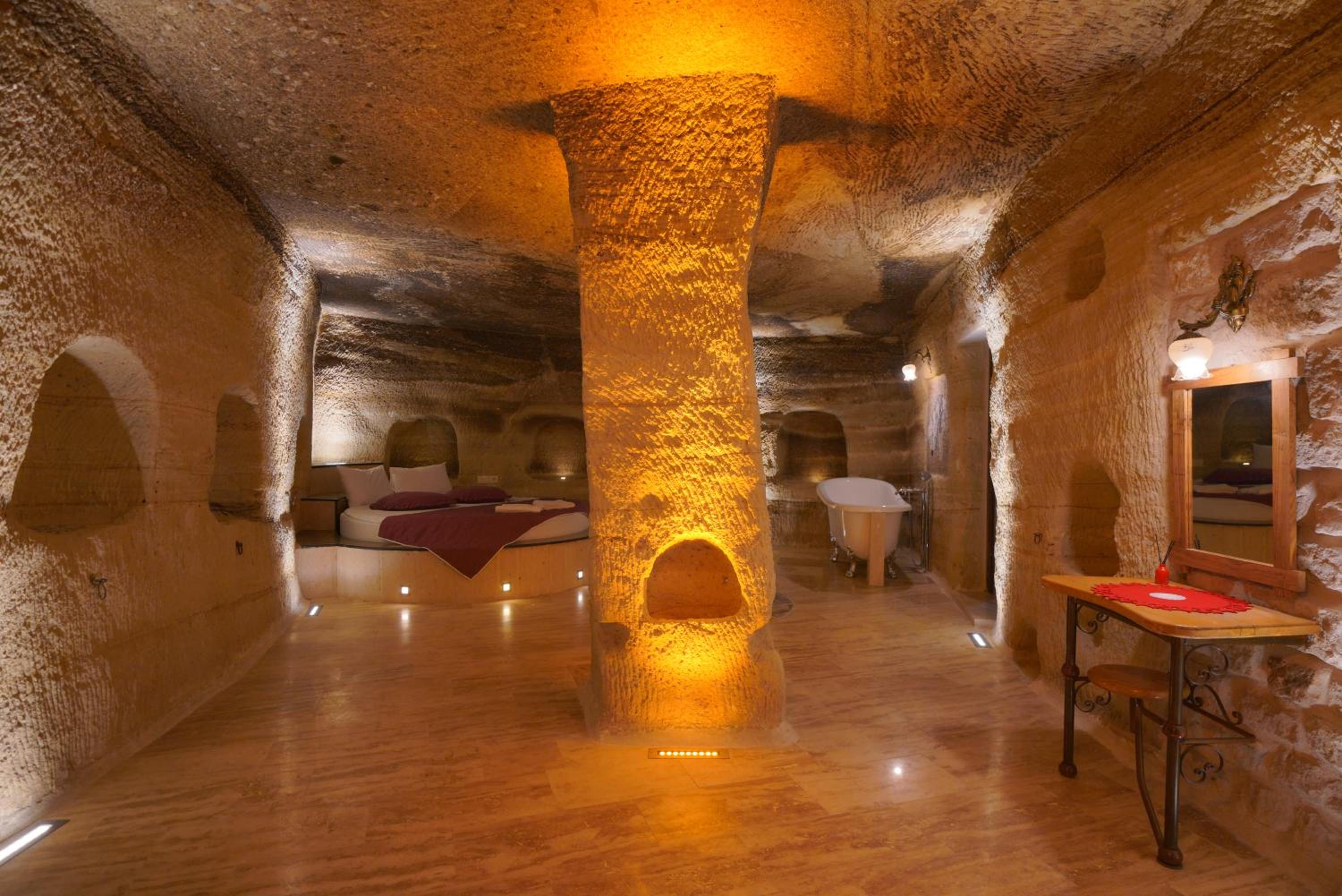Honeymoon Cave Suite - Photo 5