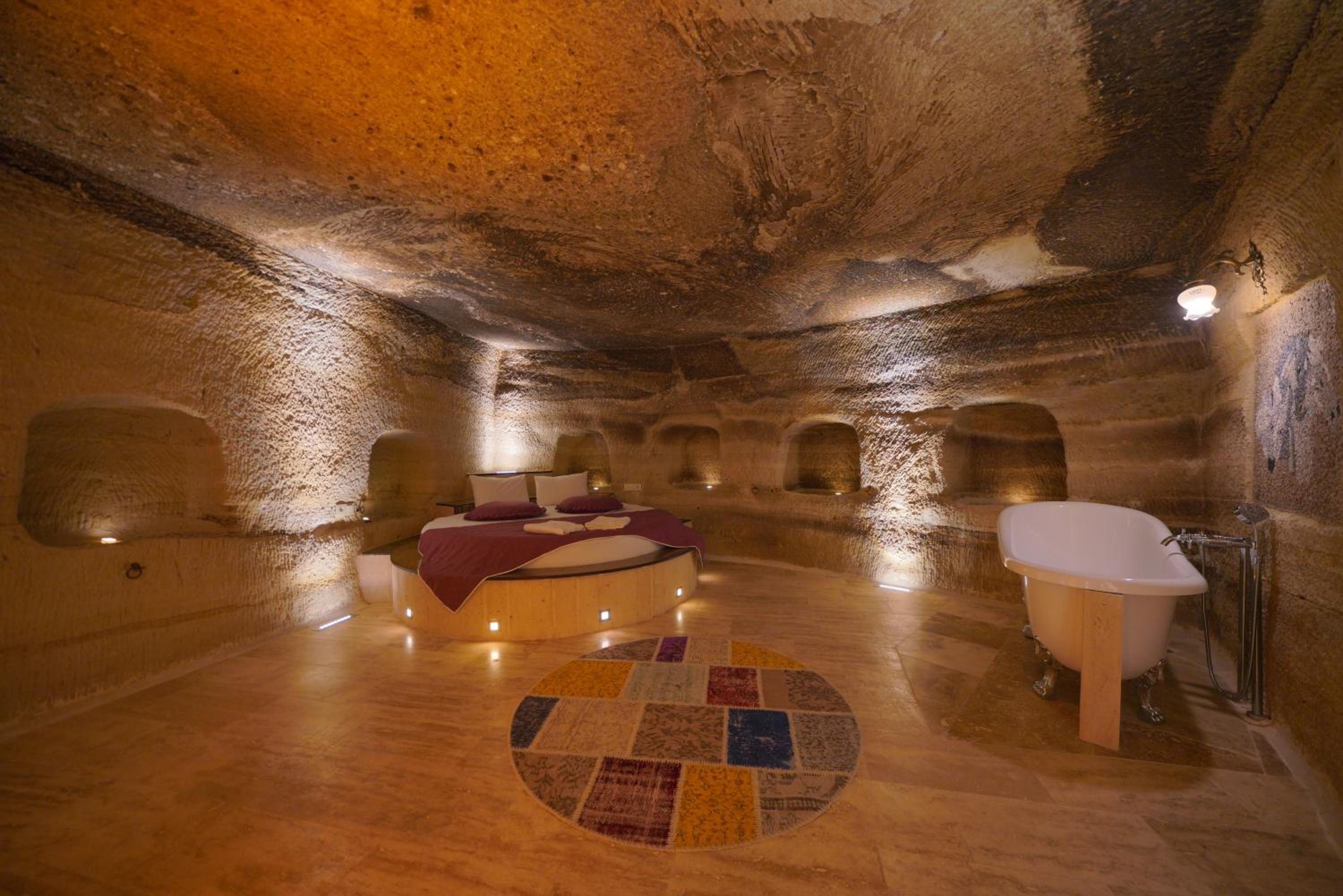 Honeymoon Cave Suite - Photo 12