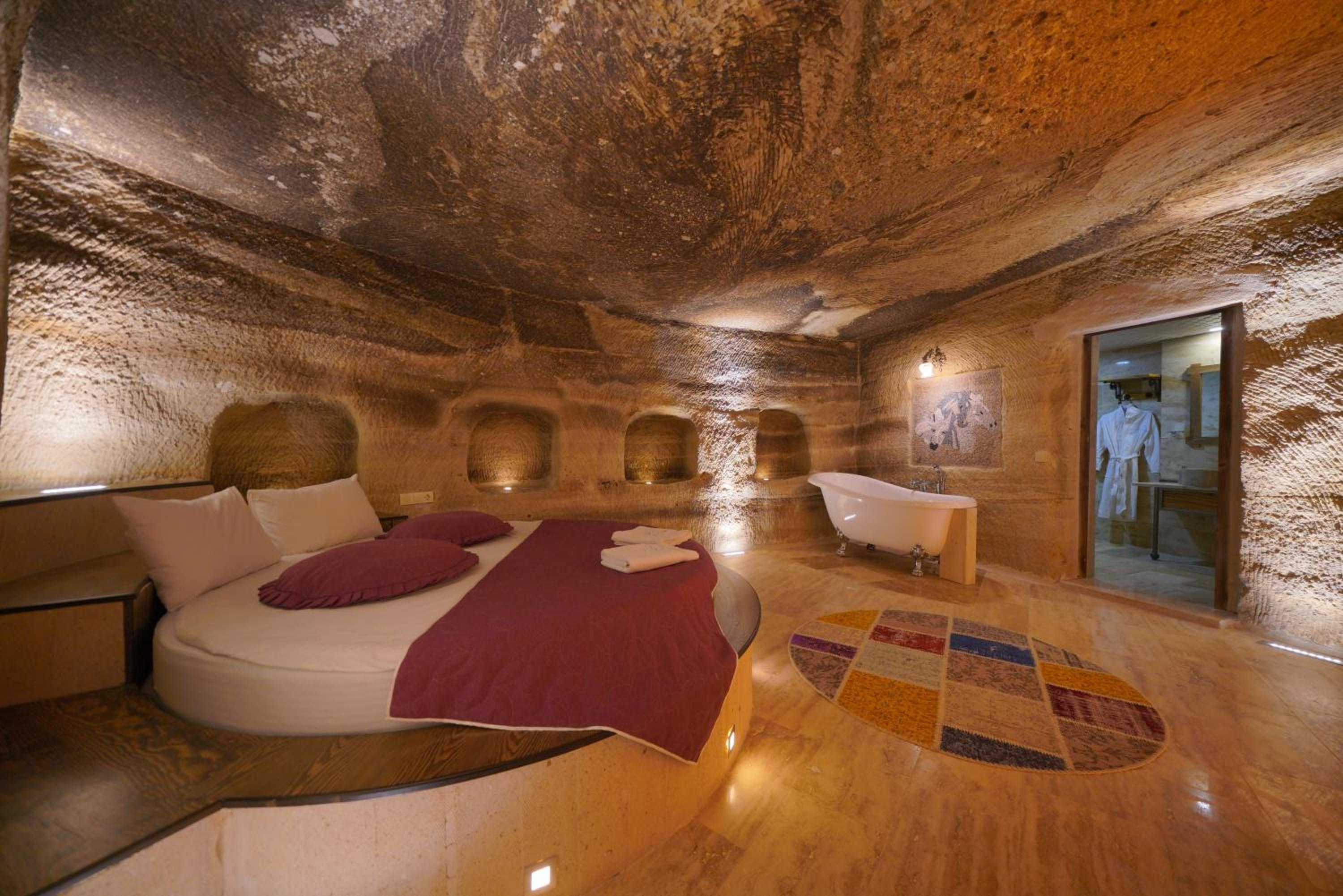 Honeymoon Cave Suite - Photo 2