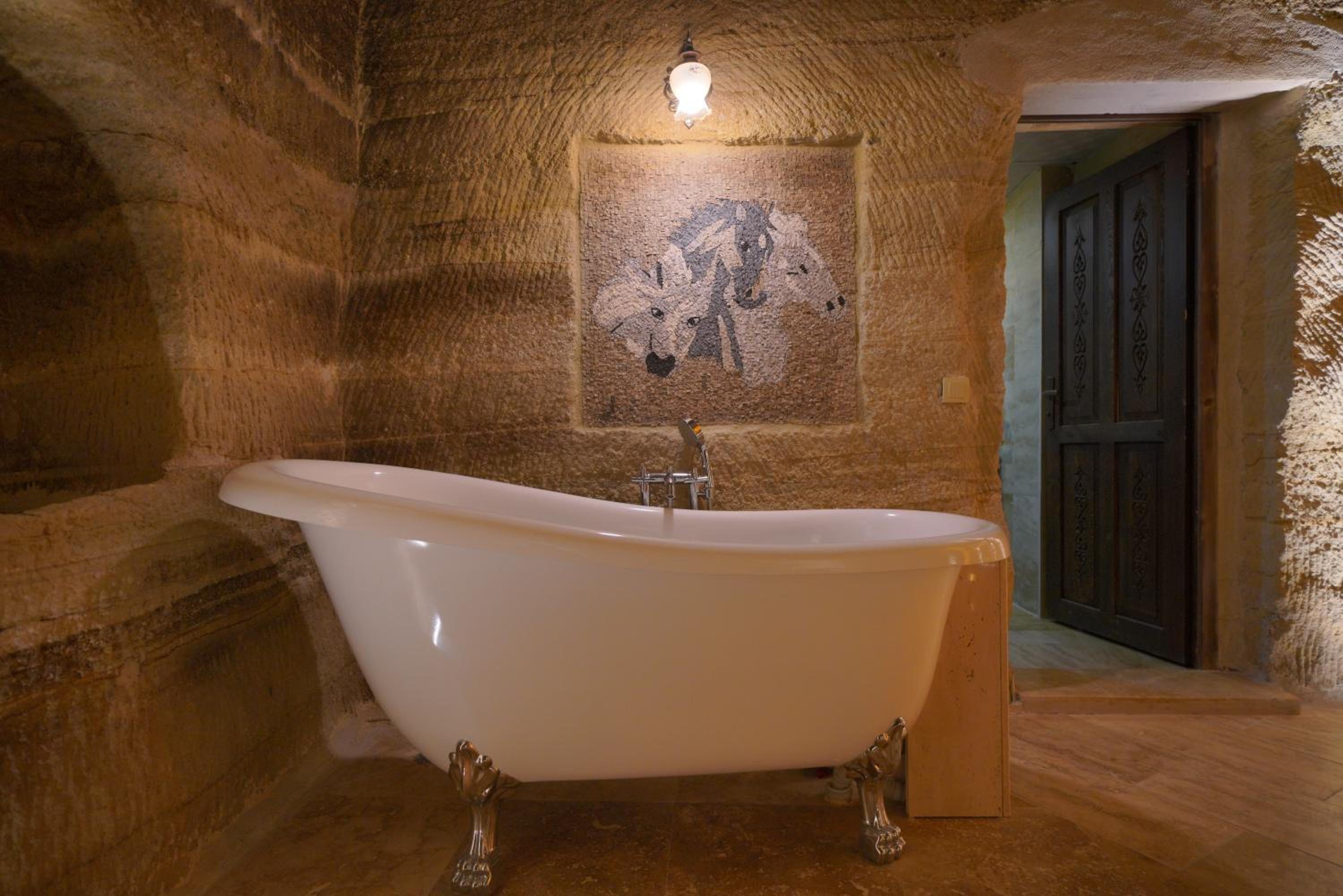 Honeymoon Cave Suite - Photo 13