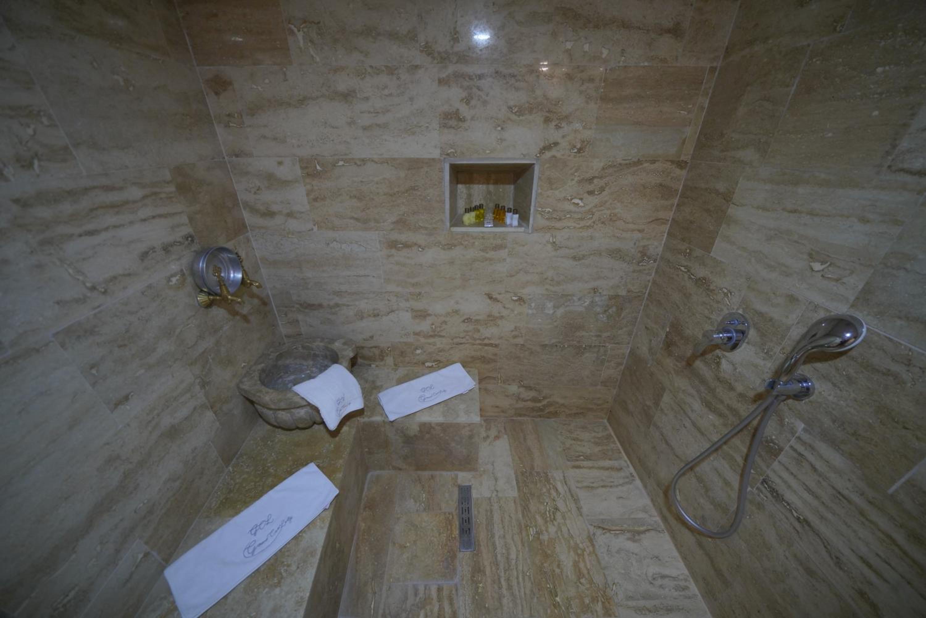 Honeymoon Cave Suite - Photo 21
