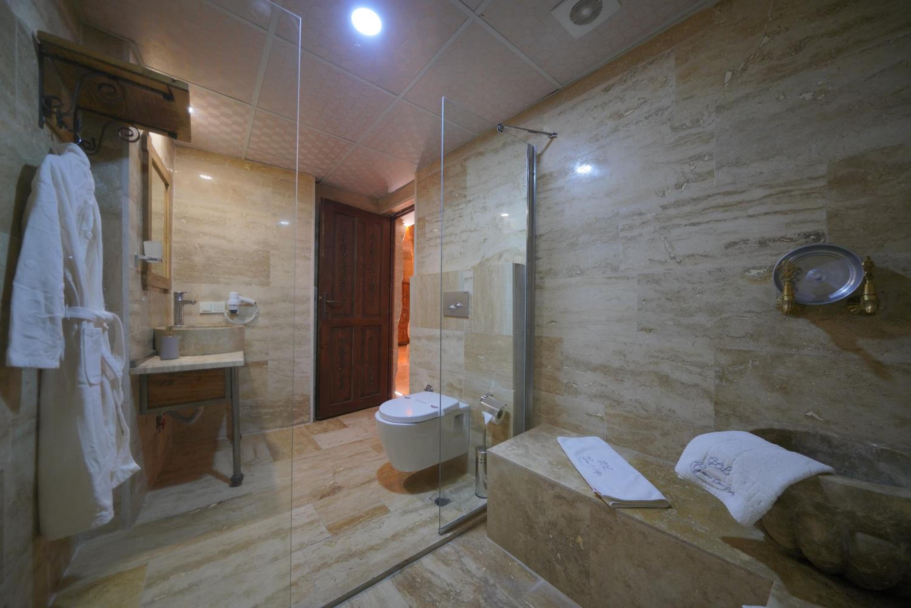 Honeymoon Cave Suite - Photo 16