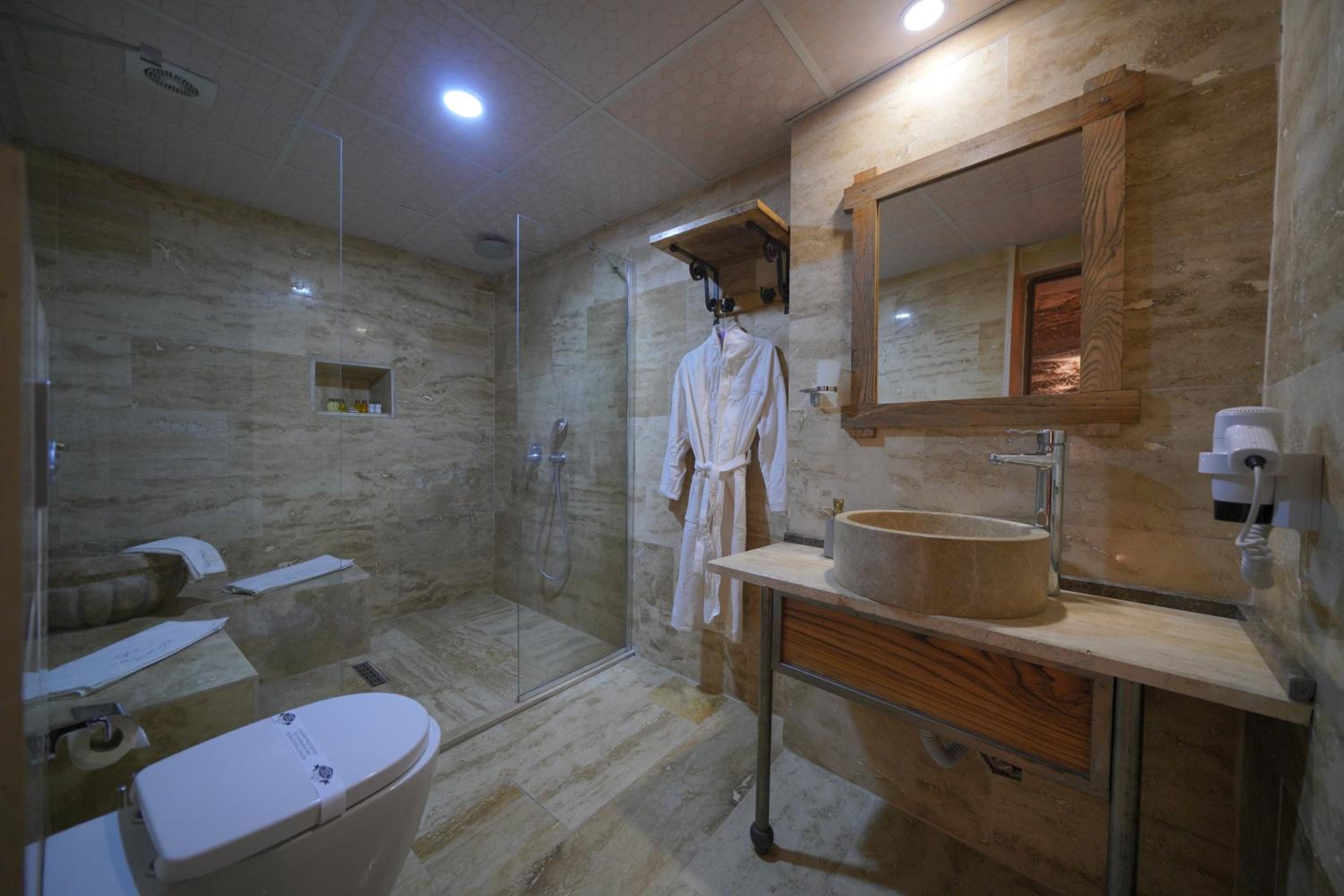 Honeymoon Cave Suite - Photo 20