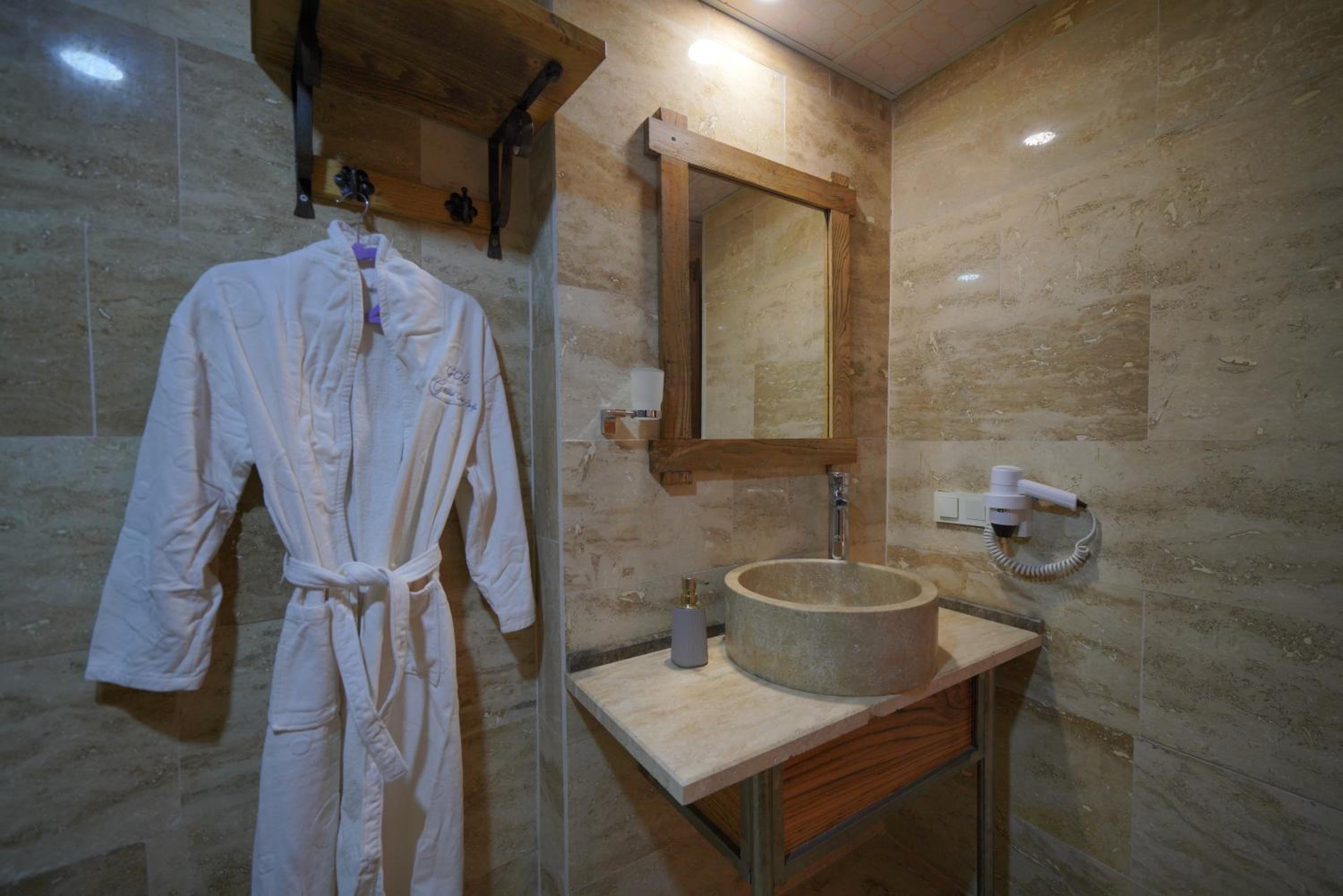 Honeymoon Cave Suite - Photo 17