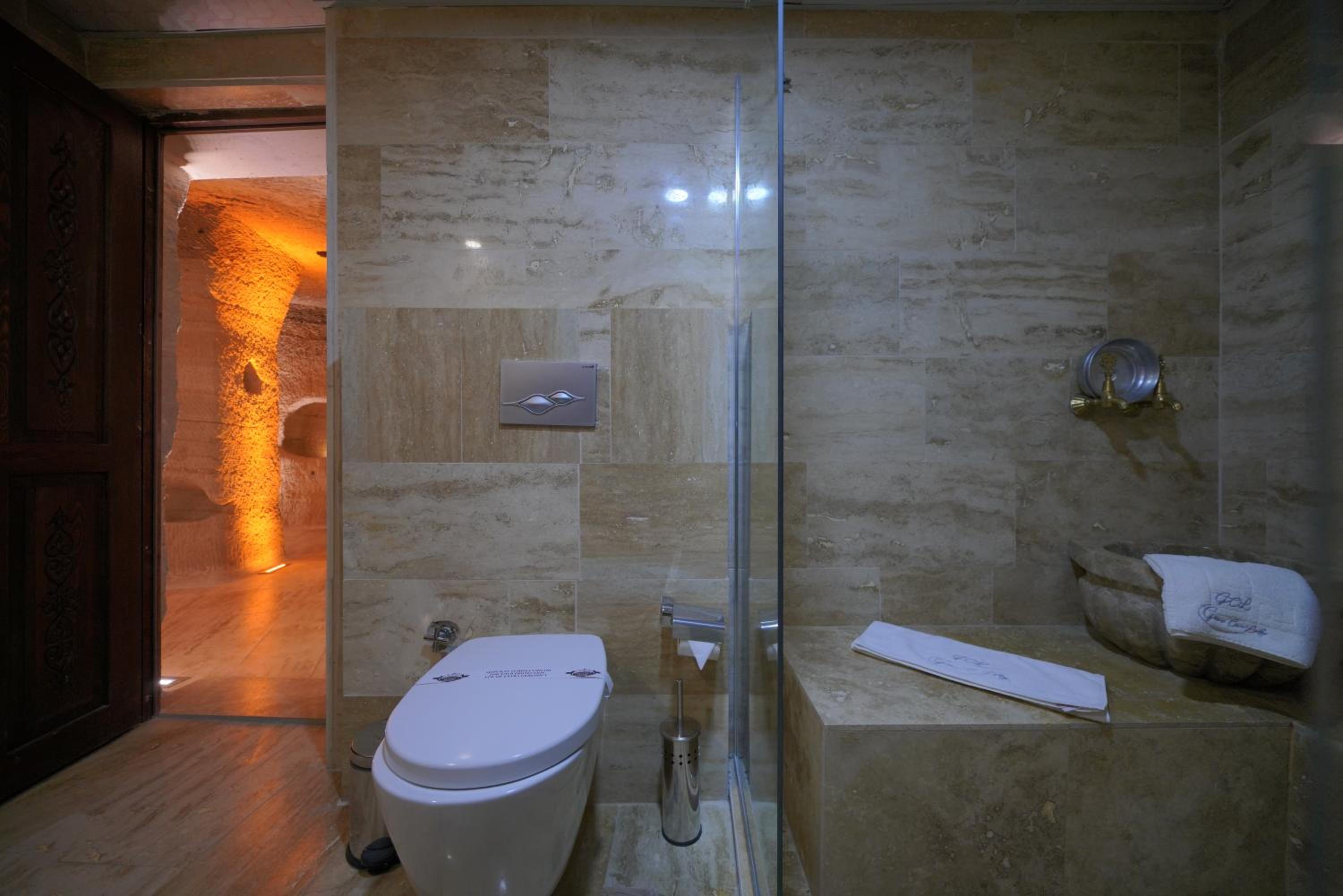 Honeymoon Cave Suite - Photo 19