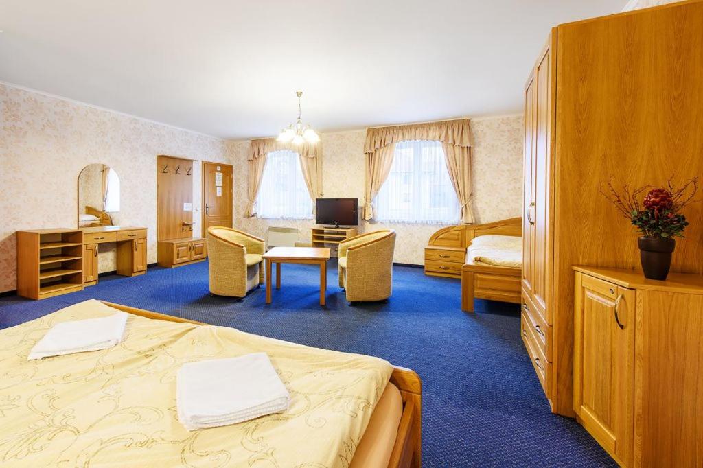 Deluxe Double Room (2 Adults + 1 Child)